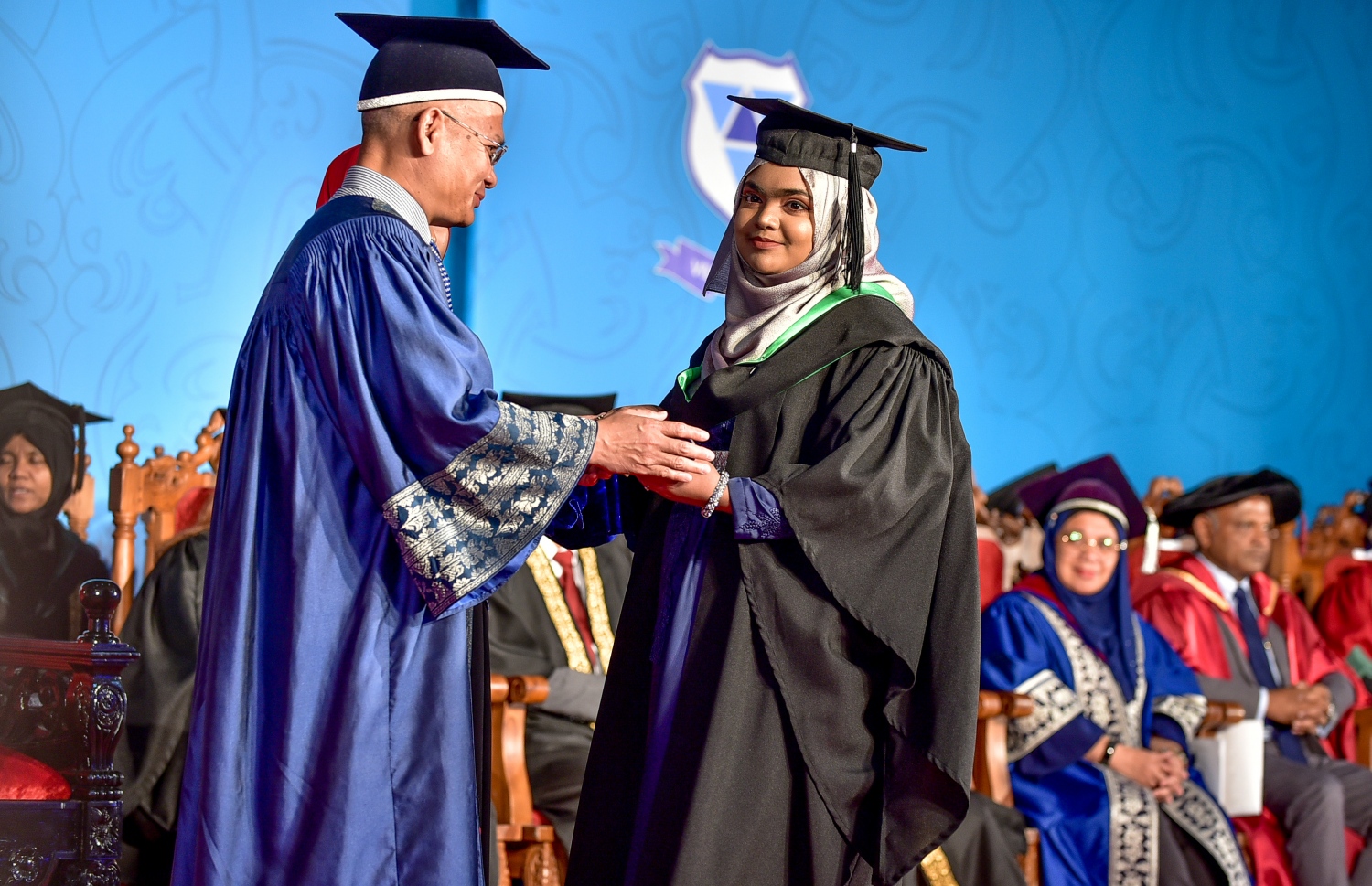 މާލެ: އޭޕްރިލް 3، 2018: ދަރުބާރުގޭގައި ބޭއްވި ވިލާ ކޮލެޖުގެ ދަސްވެނިވުމުގެ ރަސްމިއްޔާތުގައި މެލޭޝިޔާގެ އޯޕަން ޔުނިވާސިޓީގެ ބޭފުޅަކު ދަރިވަރަކަށް އެވޯޑު ހަވާލު ކުރައްވަނީ.-- ފޮޓޯ: ނިޝާން އަލީ /މިހާރު