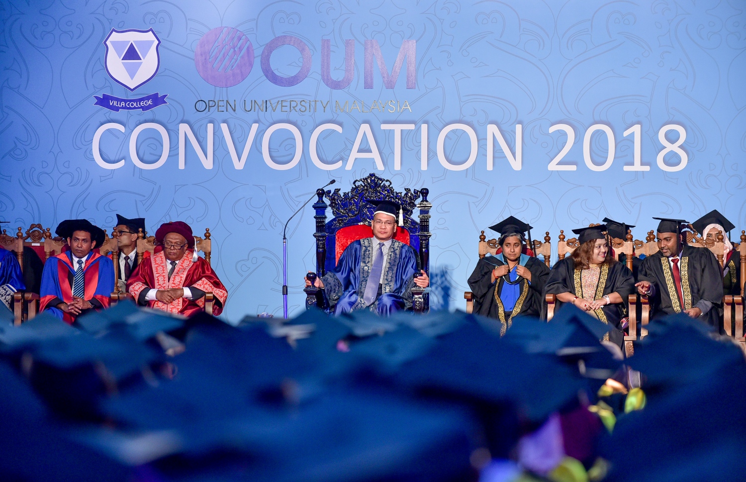 މާލެ: އޭޕްރިލް 3، 2018: ދަރުބާރުގޭގައި ބޭއްވި ވިލާ ކޮލެޖުގެ ދަސްވެނިވުމުގެ ރަސްމިއްޔާތުގެ ތެރެއިން.-- ފޮޓޯ: ނިޝާން އަލީ /މިހާރު