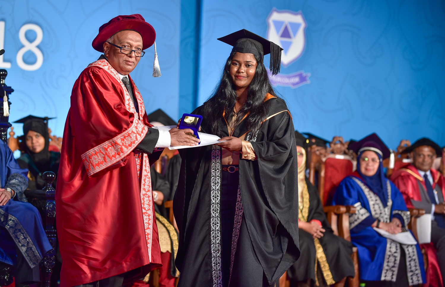 މާލެ: އޭޕްރިލް 3، 2018: ދަރުބާރުގޭގައި ބޭއްވި ވިލާ ކޮލެޖުގެ ދަސްވެނިވުމުގެ ރަސްމިއްޔާތުގައި ވިލާ ކޮލެޖުގެ ރެކްޓާ ޑރ. އަންވަރު(ވ) ދަރިވަރަކަށް އެވޯޑު ހަވާލު ކުރައްވަނީ.-- ފޮޓޯ: ނިޝާން އަލީ /މިހާރު