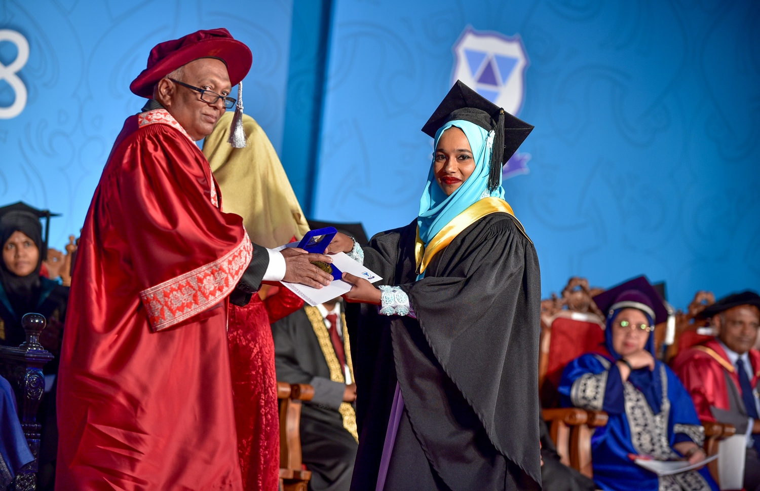 މާލެ: އޭޕްރިލް 3، 2018: ދަރުބާރުގޭގައި ބޭއްވި ވިލާ ކޮލެޖުގެ ދަސްވެނިވުމުގެ ރަސްމިއްޔާތުގައި ވިލާ ކޮލެޖުގެ ރެކްޓާ ޑރ. އަންވަރު(ވ) ދަރިވަރަކަށް އެވޯޑު ހަވާލު ކުރައްވަނީ.-- ފޮޓޯ: ނިޝާން އަލީ /މިހާރު