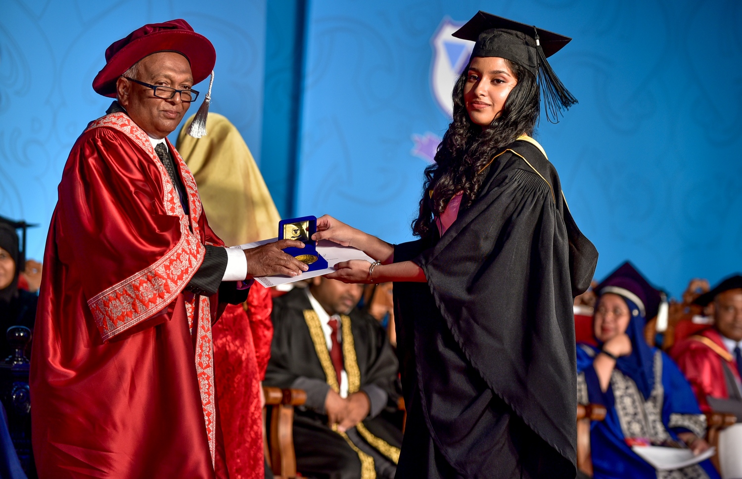 މާލެ: އޭޕްރިލް 3، 2018: ދަރުބާރުގޭގައި ބޭއްވި ވިލާ ކޮލެޖުގެ ދަސްވެނިވުމުގެ ރަސްމިއްޔާތުގައި ވިލާ ކޮލެޖުގެ ރެކްޓާ ޑރ. އަންވަރު(ވ) ދަރިވަރަކަށް އެވޯޑު ހަވާލު ކުރައްވަނީ.-- ފޮޓޯ: ނިޝާން އަލީ /މިހާރު