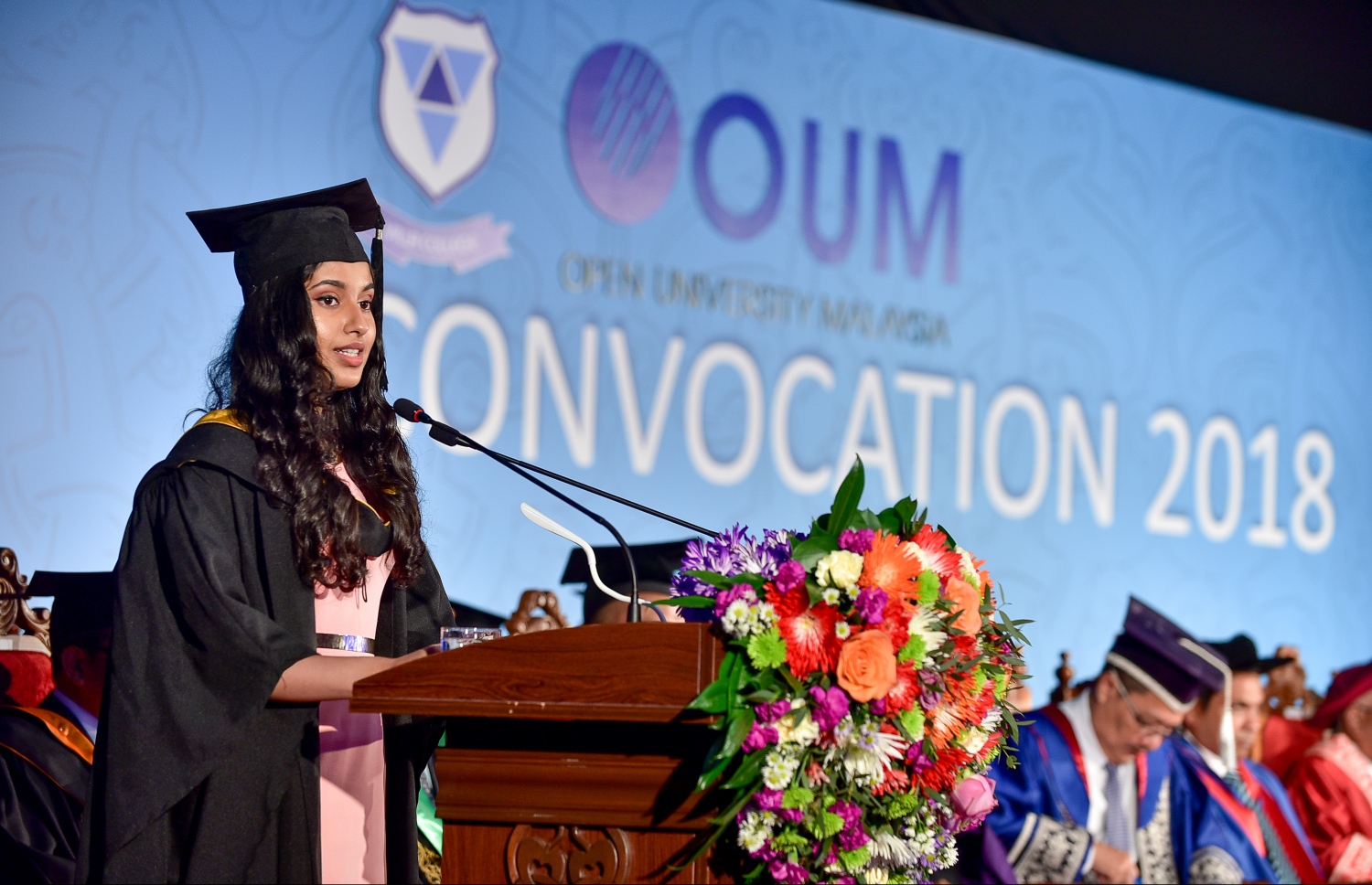 މާލެ: އޭޕްރިލް 3، 2018: ދަރުބާރުގޭގައި ބޭއްވި ވިލާ ކޮލެޖުގެ ދަސްވެނިވުމުގެ ރަސްމިއްޔާތުގައި އެ ކޮލެޖުގެ ދަރިވަރަކު ވާހަކަ ދައްކަނީ.-- ފޮޓޯ: ނިޝާން އަލީ /މިހާރު