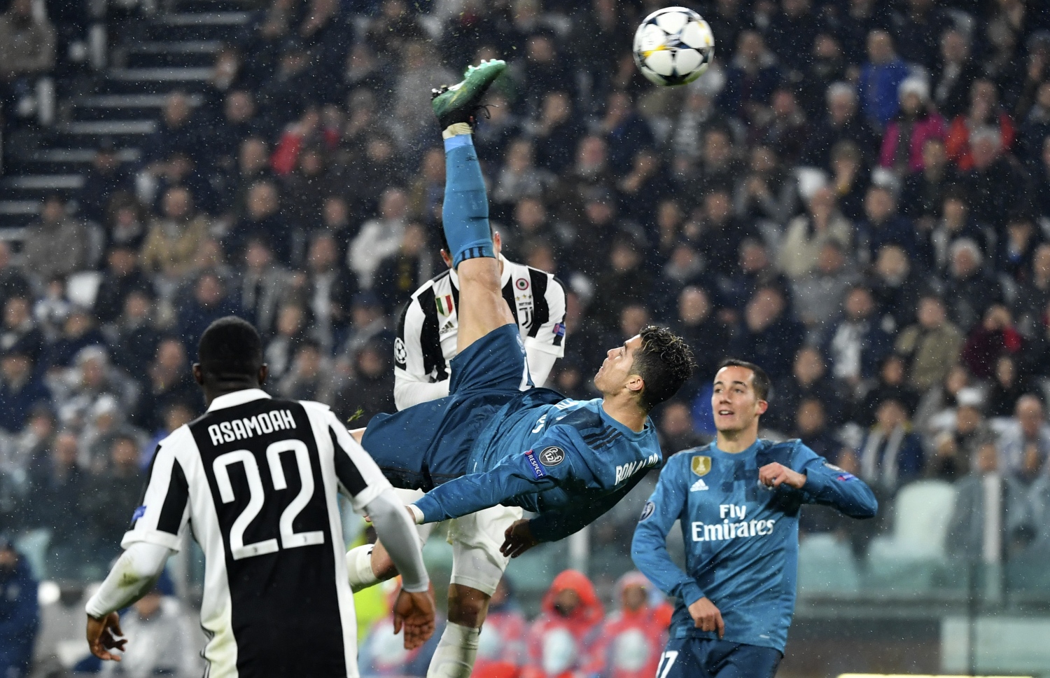 ރޮނާލްޑޯ އޯވަހެޑް ކިކަކުން ބޯޅަ ގޯލަށް ފޮނުވާލަނީ. -- ފޮޓޯ: އޭއެފްޕީ