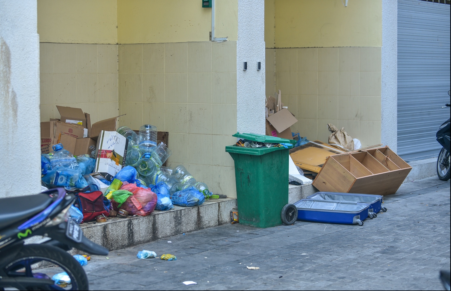 ކުރިން ގާކޮށި އޮތް ބިމުގައި ހަދާފައިވާ މާލެ ސްކްޔާގެ ތިރިއަށް ކުނި އަޅާފައި - ފޮޓޯ: ހުސައިން ވަހީދު/މިހާރު