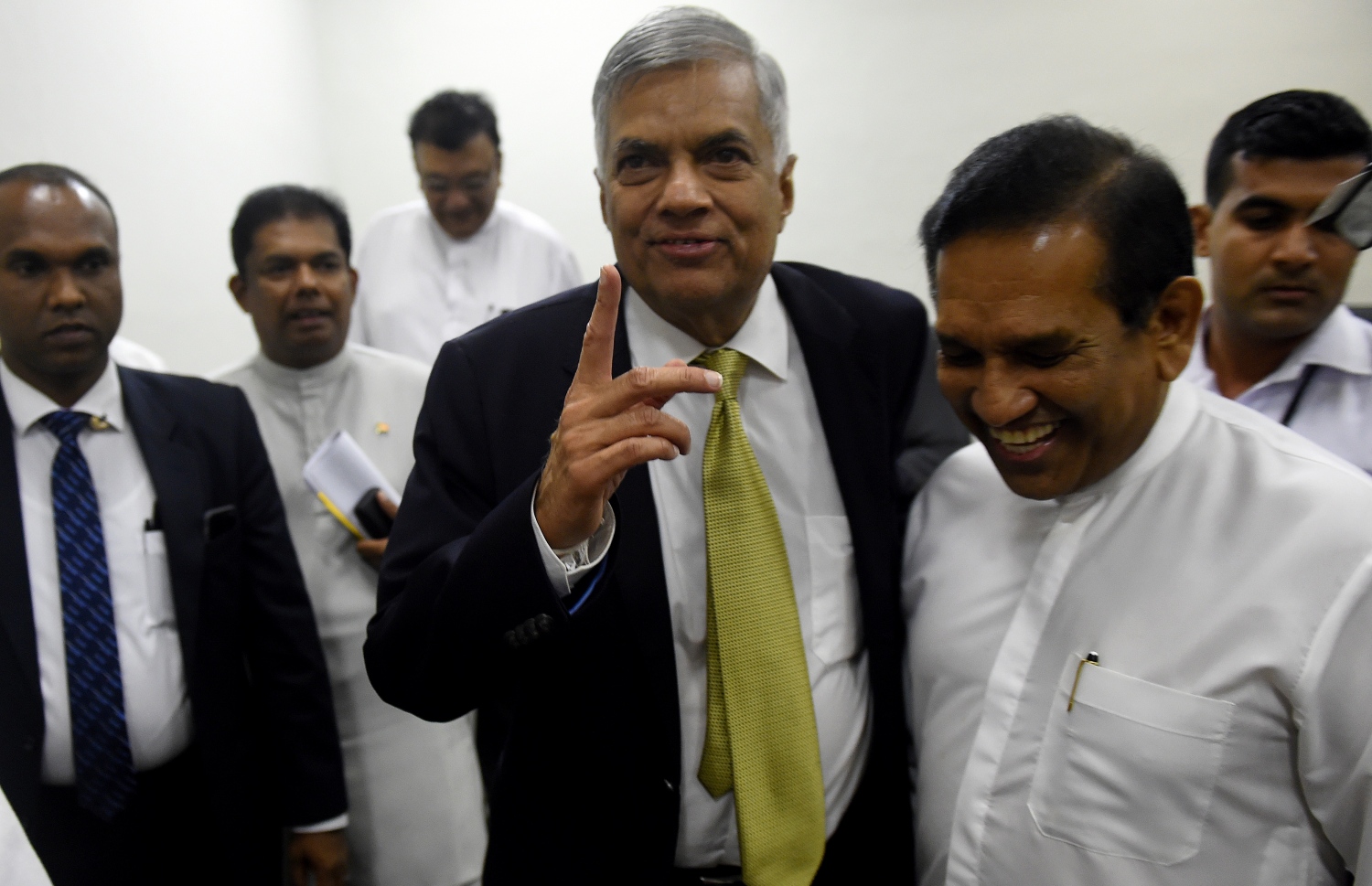 ޕާލަމެންޓުގެ ބަހުސަށް ފަހު ބޮޑު ވަޒީރު ރަނިލް (މ) ވަޑައިގަންނަވަނީ. --ފޮޓޯ:އޭއެފްޕީ