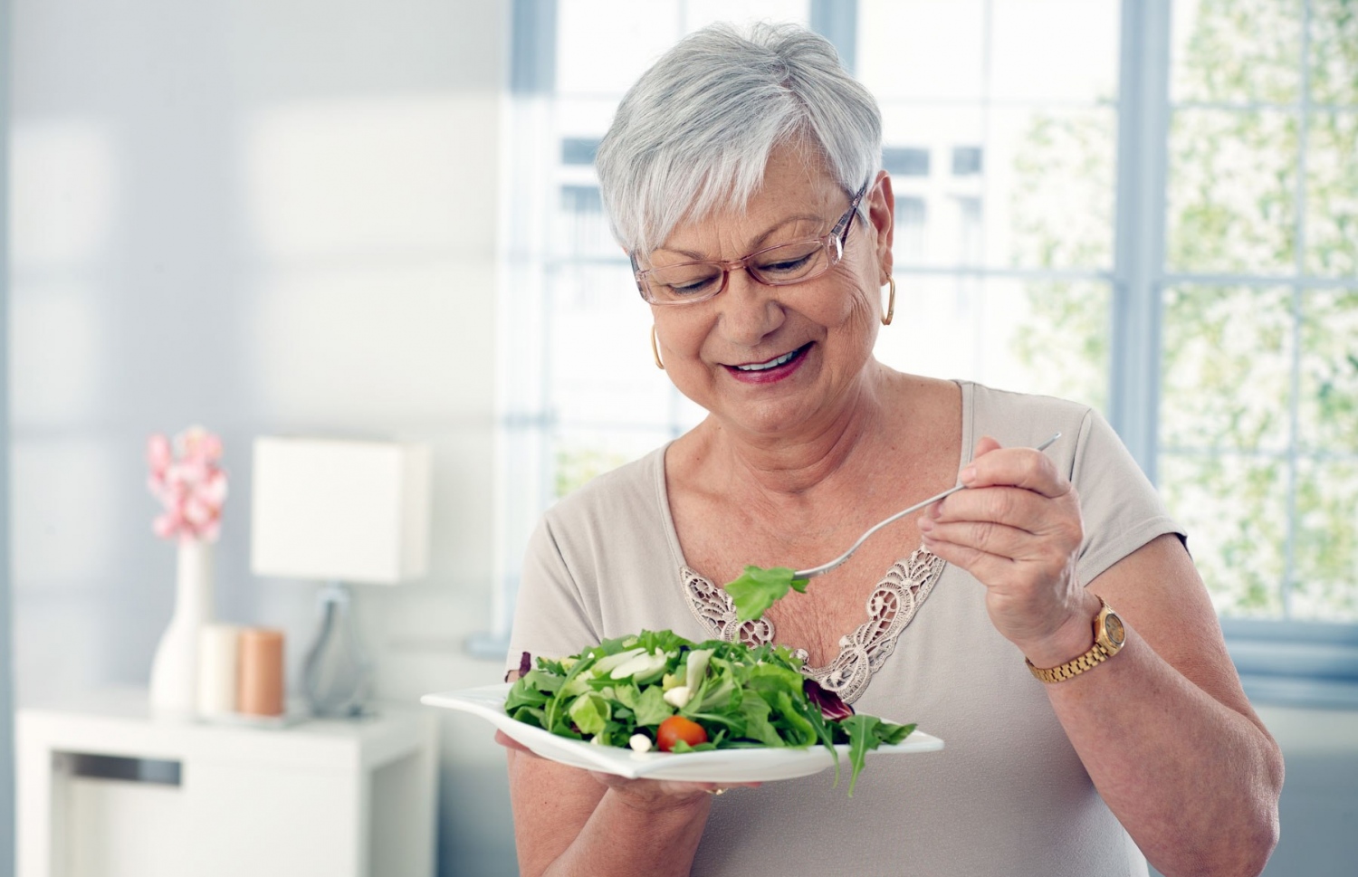 ދުވަސްވީ އަންހެނަކު ސެލެޑެއް ކަނީ: ތާޒާ ކަރުކާރީ ކެއުން އިތުރު ކުރަން ޖެހޭ.