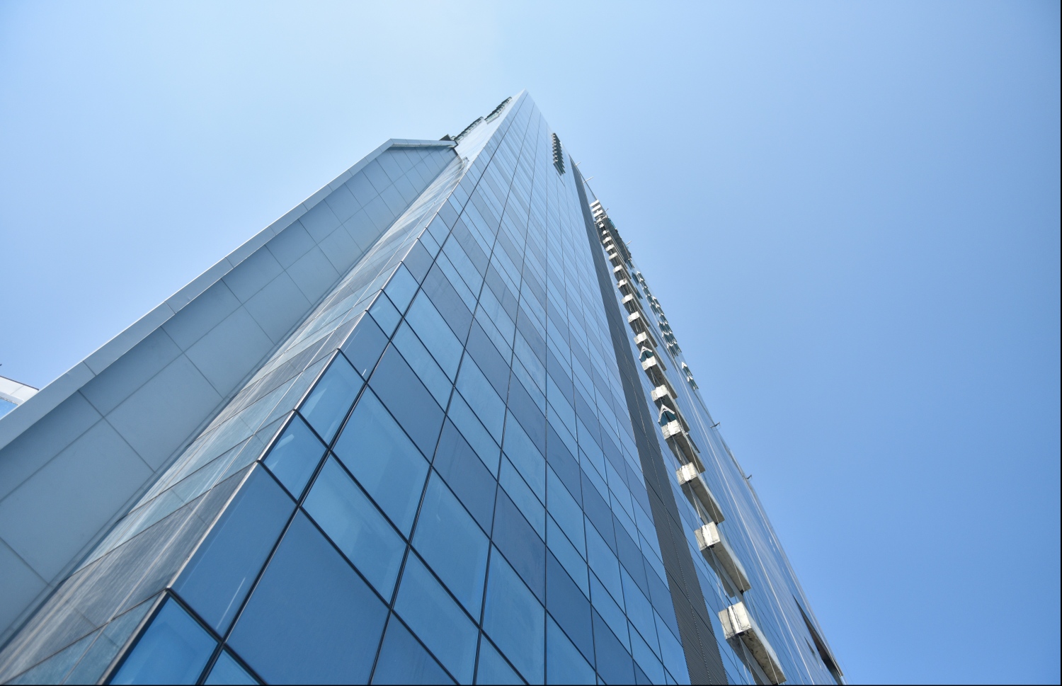 ދަރުމަވަންތަ ހޮސްޕިޓަލްގެ އިމާރާތް: މި އިމާރާތުގައި ބަހައްޓަން ޖެހޭ މެޝިނަރީތަކަށް މިހާރު އޯޑަރު ދީފައިވާއިރު، މި އަހަރުގެ ޖުލައި 26 ގައި އެ އިމާރާތުގެ ފުރަތަމަ ހަ ފްލޯ ބޭނުން ކުރަން ފަށާނެ.---ފޮޓޯ: ހުސެއިން ވަހީދު/މިހާރު