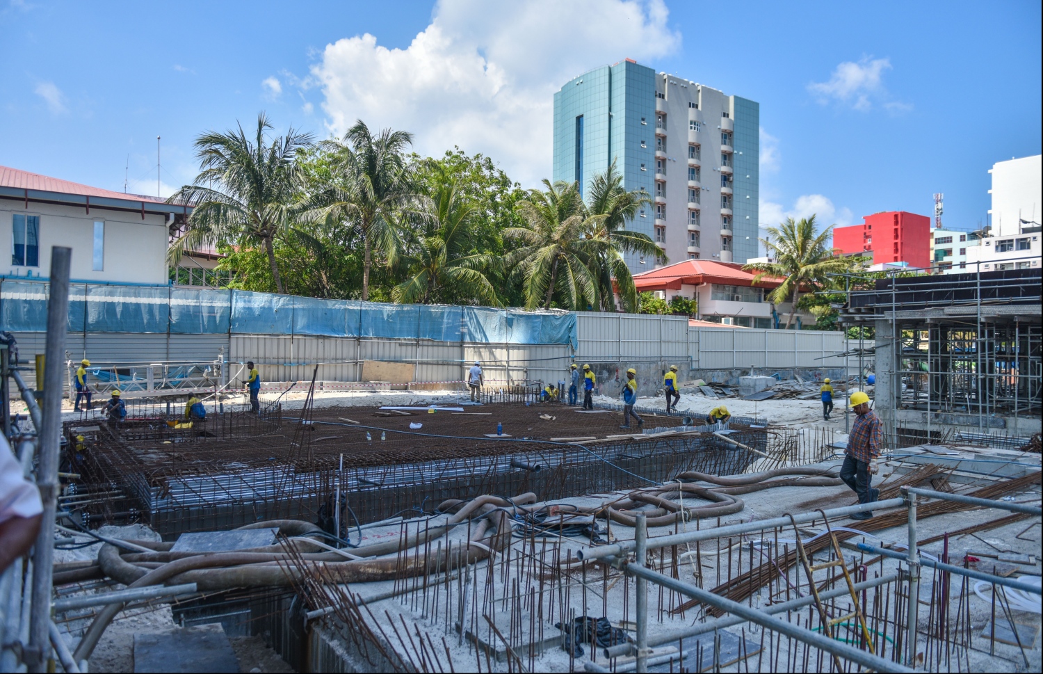 ދަރުމަވަންތަ ހޮސްޕިޓަލްގައި ފެން ރައްކާކުރާ ނިޒާމް ހެދުމުގެ މަސްކަތް އޭޕްރީލް 2، 2018 ގައި ކުރަނީ.---ފޮޓޯ: ހުސެއިން ވަހީދު/މިހާރު