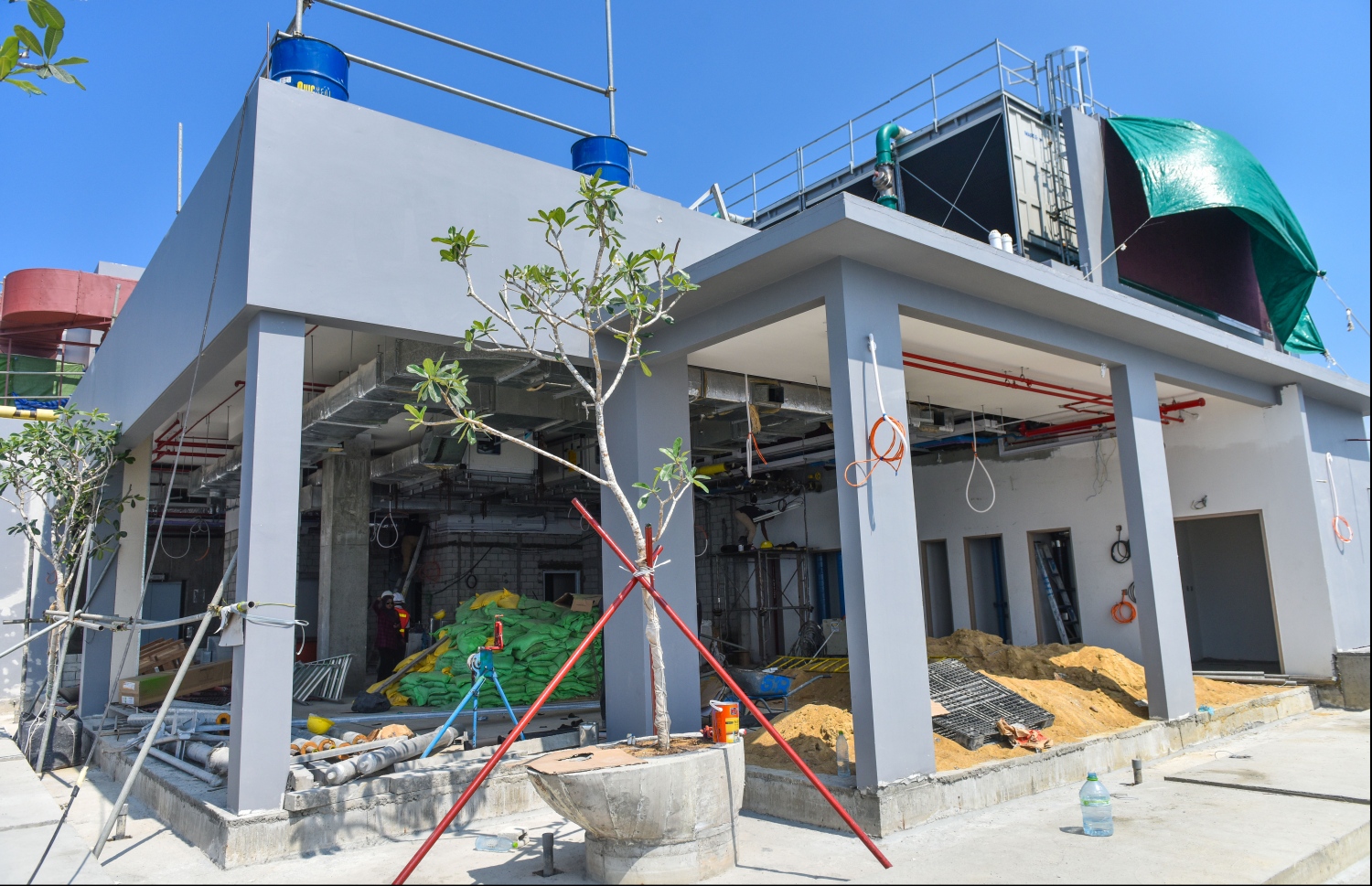 ސަރުކާރުން ބޮޑު ހޭދައެއް ކޮށްގެން އިމާރާތް ކޮށްފައިވާ 25 ބުރީގެ ދަރުމަވަންތަ ހޮސްޕިޓަލްގެ ކޮންސްޓްރަކްޝަންގެ މަސައްކަތްތައް ނިމިފައިވާއިރު، މިހާރު ކުރިއަށް ގެންދަނީ އެންމެ ފަހުގެ ބައެއް ކަންކަން: ރާއްޖޭގައި އިމާރާތް ކޮށްފައިވާ އެންމެ އުސް އިމާރާތް ބެލެހެއްޓުމަށް ދިވެހިން ތަމްރީން ކުރާނެ ކަމަށް އައިޖީއެމްއެޗުން ބުނޭ.---ފޮޓޯ: ހުސެއިން ވަހީދު/މިހާރު