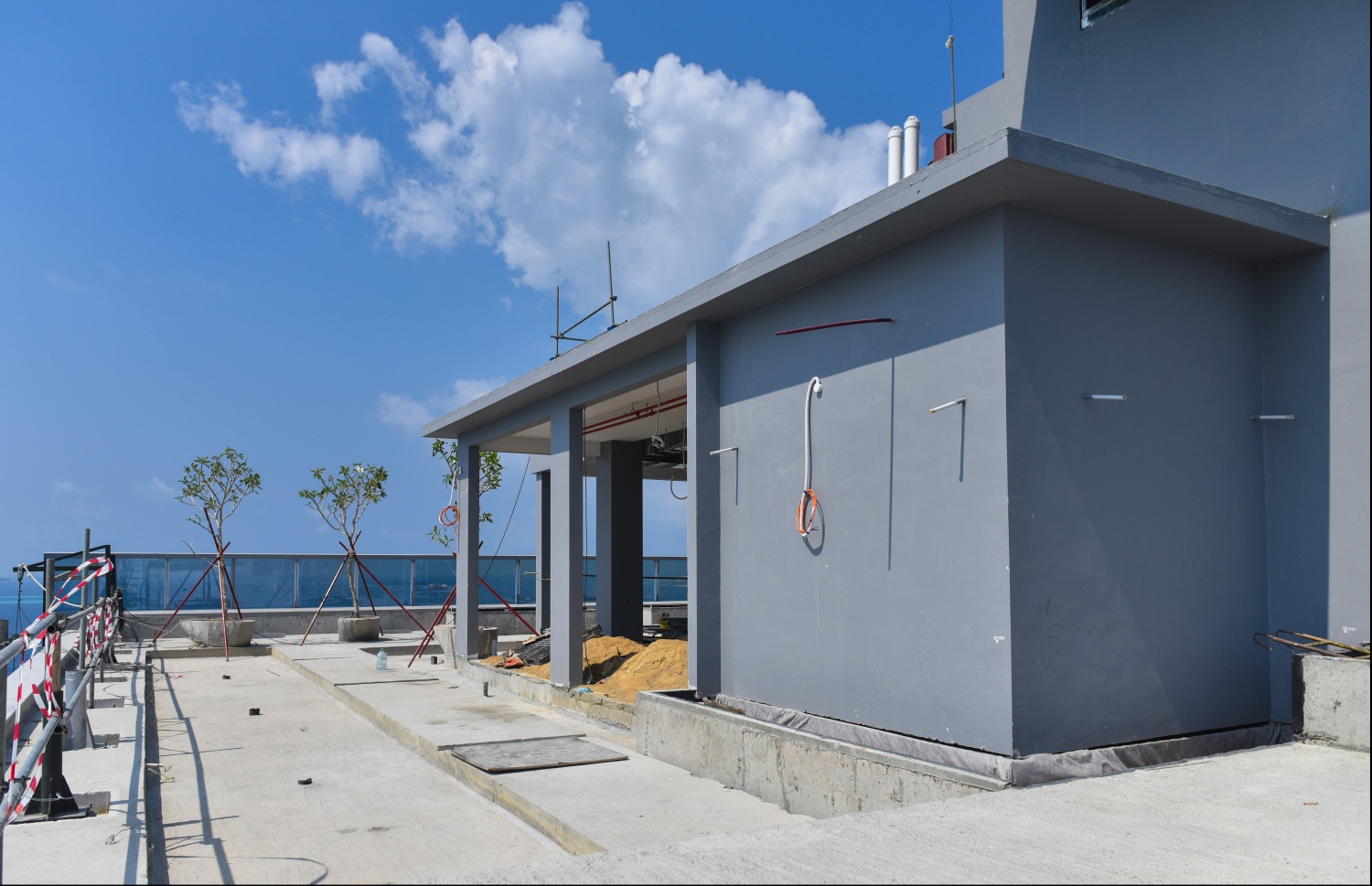 ސަރުކާރުން ބޮޑު ހޭދައެއް ކޮށްގެން އިމާރާތް ކޮށްފައިވާ 25 ބުރީގެ ދަރުމަވަންތަ ހޮސްޕިޓަލްގެ ކޮންސްޓްރަކްޝަންގެ މަސައްކަތްތައް ނިމިފައިވާއިރު، މިހާރު ކުރިއަށް ގެންދަނީ އެންމެ ފަހުގެ ބައެއް ކަންކަން: ރާއްޖޭގައި އިމާރާތް ކޮށްފައިވާ އެންމެ އުސް އިމާރާތް ބެލެހެއްޓުމަށް ދިވެހިން ތަމްރީން ކުރާނެ ކަމަށް އައިޖީއެމްއެޗުން ބުނޭ.---ފޮޓޯ: ހުސެއިން ވަހީދު/މިހާރު