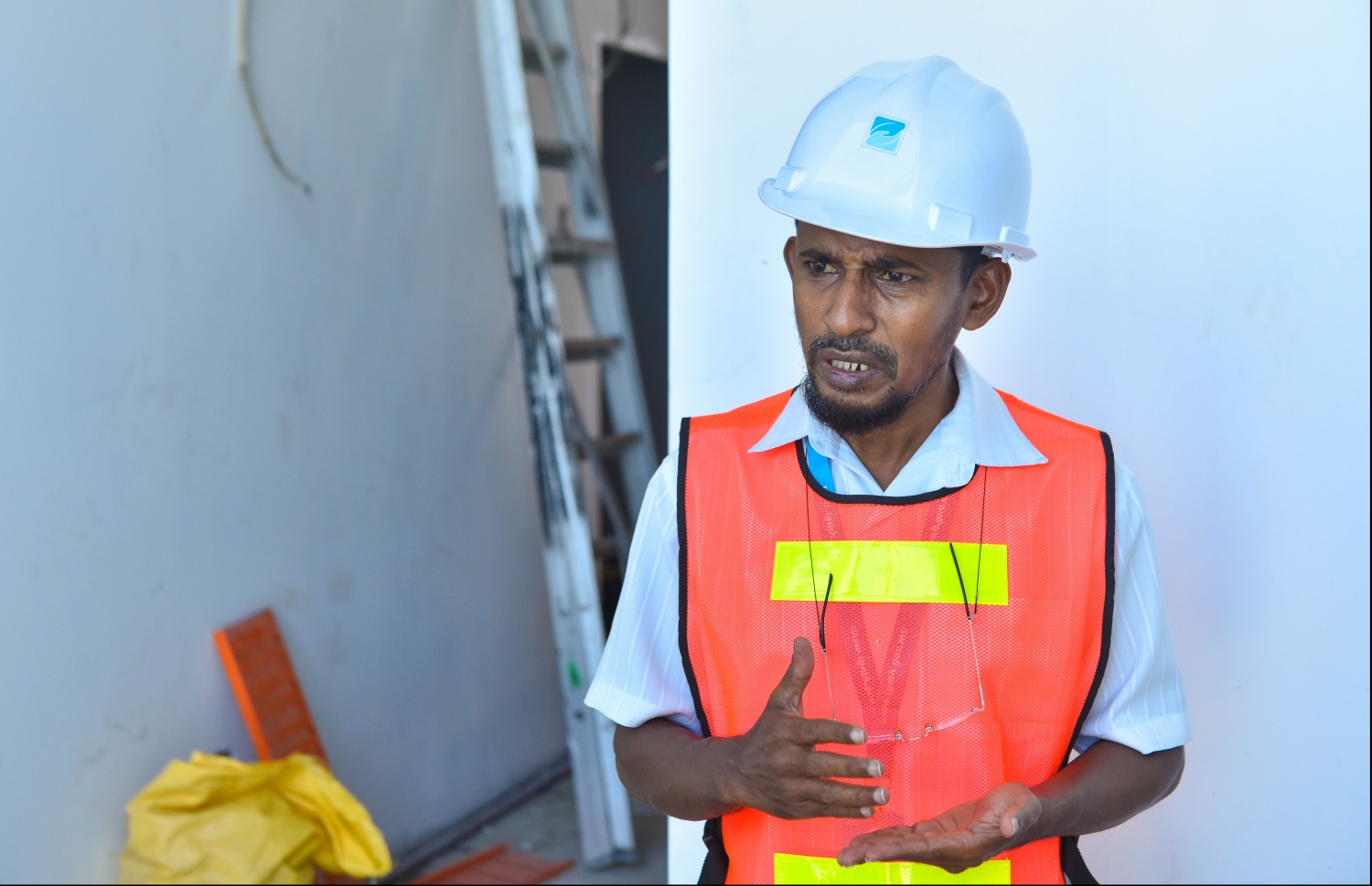 ދަރުމަވަންތަ ހޮސްޕިޓަލުގެ އިންޖިނިއަރު ސޯދިގު: އޭނާ ވިދާޅުވީ އެ އިމާރާތް ހުރިހާ ގޮތަކުން ވެސް ތަފާތުވެފައި ފުރިހަމަ ކަމަށް. --ފޮޓޯ: ހުސެއިން ވަހީދު/މިހާރު