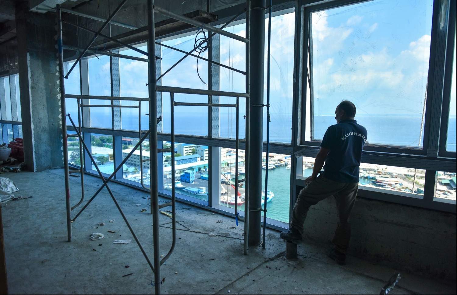 ސަރުކާރުން ބޮޑު ހޭދައެއް ކޮށްގެން އިމާރާތް ކޮށްފައިވާ 25 ބުރީގެ ދަރުމަވަންތަ ހޮސްޕިޓަލްގެ ކޮންސްޓްރަކްޝަންގެ މަސައްކަތްތައް ނިމިފައިވާއިރު، މިހާރު ކުރިއަށް ގެންދަނީ އެންމެ ފަހުގެ ބައެއް ކަންކަން: ރާއްޖޭގައި އިމާރާތް ކޮށްފައިވާ އެންމެ އުސް އިމާރާތް ބެލެހެއްޓުމަށް ދިވެހިން ތަމްރީން ކުރާނެ ކަމަށް އައިޖީއެމްއެޗުން ބުނޭ.---ފޮޓޯ: ހުސެއިން ވަހީދު/މިހާރު