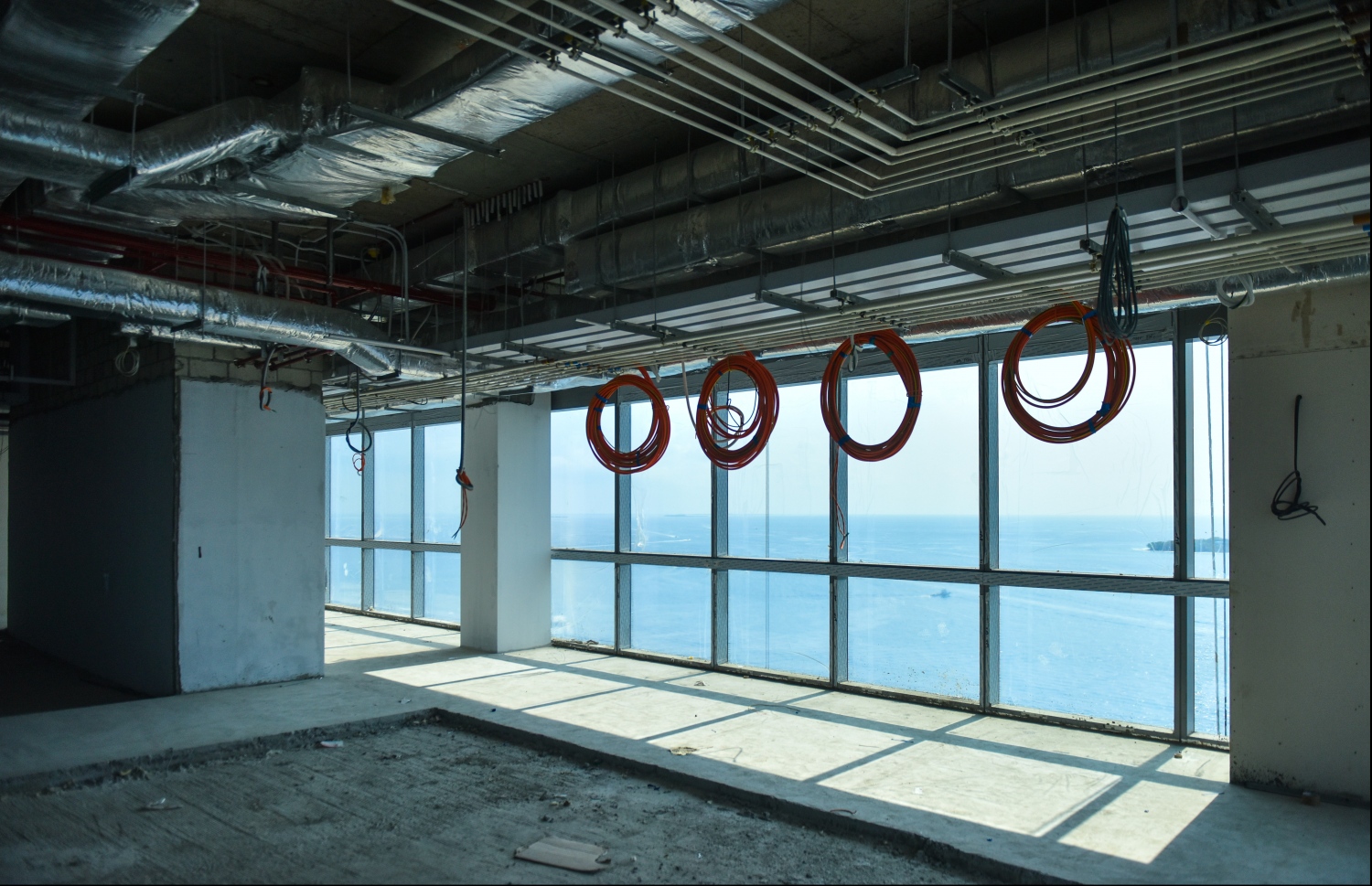 ސަރުކާރުން ބޮޑު ހޭދައެއް ކޮށްގެން އިމާރާތް ކޮށްފައިވާ 25 ބުރީގެ ދަރުމަވަންތަ ހޮސްޕިޓަލް ނިންމުމުގެ އެންމެ ފަހުގެ މަސައްކަތްތައް ކުރިއަށް ގެންދާއިރު، މިތަނާ އެކު އައިޖީއެމްއެޗަށް ވަރަށް ބޮޑު ލުޔެއް ލިބޭނެ. ދަރުމަވަންތަ ހޮސްޕިޓަލްގެ ހުރިހާ ފްލޯއެއް ބޭނުން ކުރަން ފެށުމުން، އައިޖީއެމްއެޗް ބޮޑަށް ބަދަލުވެގެން ދާނީ މީހުން އެޑްމިޓް ކުރާ ތަނަކަށް. އަދި އައިޖީއެމްއެޗާއި ދަރުމަވަންތަ ހޮސްޕިޓަލް ފަހުން ގުޅާލާނެ.---ފޮޓޯ: ހުސެއިން ވަހީދު/މިހާރު