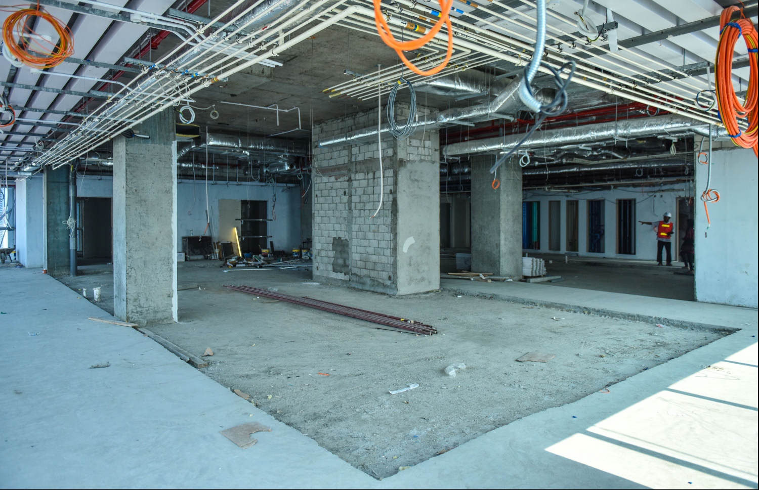 ސަރުކާރުން ބޮޑު ހޭދައެއް ކޮށްގެން އިމާރާތް ކޮށްފައިވާ 25 ބުރީގެ ދަރުމަވަންތަ ހޮސްޕިޓަލްގެ ކޮންސްޓްރަކްޝަންގެ މަސައްކަތްތައް ނިމިފައިވާއިރު، މިހާރު ކުރިއަށް ގެންދަނީ އެންމެ ފަހުގެ ބައެއް ކަންކަން: ރާއްޖޭގައި އިމާރާތް ކޮށްފައިވާ އެންމެ އުސް އިމާރާތް ބެލެހެއްޓުމަށް ދިވެހިން ތަމްރީން ކުރާނެ ކަމަށް އައިޖީއެމްއެޗުން ބުނޭ.---ފޮޓޯ: ހުސެއިން ވަހީދު/މިހާރު