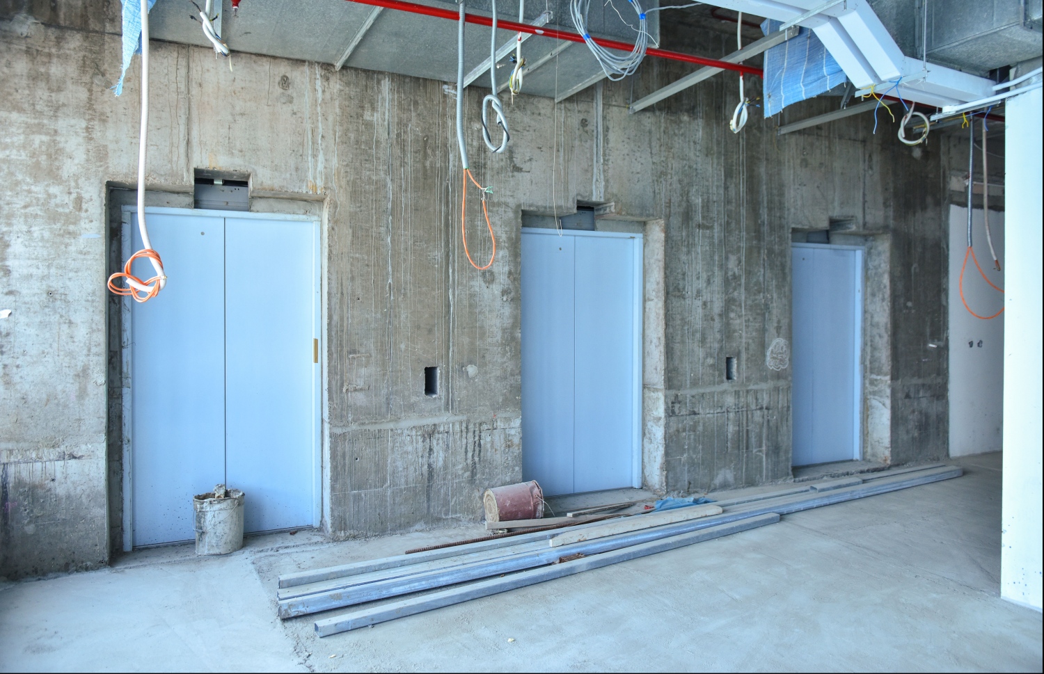 ސަރުކާރުން ބޮޑު ހޭދައެއް ކޮށްގެން އިމާރާތް ކޮށްފައިވާ 25 ބުރީގެ ދަރުމަވަންތަ ހޮސްޕިޓަލްގެ ބައެއް ލިފްޓުތައް: މި ތަނުގައި އިމަޖެންސީ ލިފްޓަކާ އެކު ޖުމްލަ ހަތް ލިފްޓު ބޭނުން ކުރާނެ.---ފޮޓޯ: ހުސެއިން ވަހީދު/މިހާރު