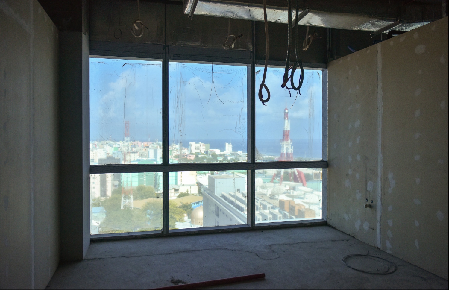 ސަރުކާރުން ބޮޑު ހޭދައެއް ކޮށްގެން އިމާރާތް ކޮށްފައިވާ 25 ބުރީގެ ދަރުމަވަންތަ ހޮސްޕިޓަލްގެ ކޮންސްޓްރަކްޝަންގެ މަސައްކަތްތައް ނިމިފައިވާއިރު، މިހާރު ކުރިއަށް ގެންދަނީ އެންމެ ފަހުގެ ބައެއް ކަންކަން: ރާއްޖޭގައި އިމާރާތް ކޮށްފައިވާ އެންމެ އުސް އިމާރާތް ބެލެހެއްޓުމަށް ދިވެހިން ތަމްރީން ކުރާނެ ކަމަށް އައިޖީއެމްއެޗުން ބުނޭ.---ފޮޓޯ: ހުސެއިން ވަހީދު/މިހާރު