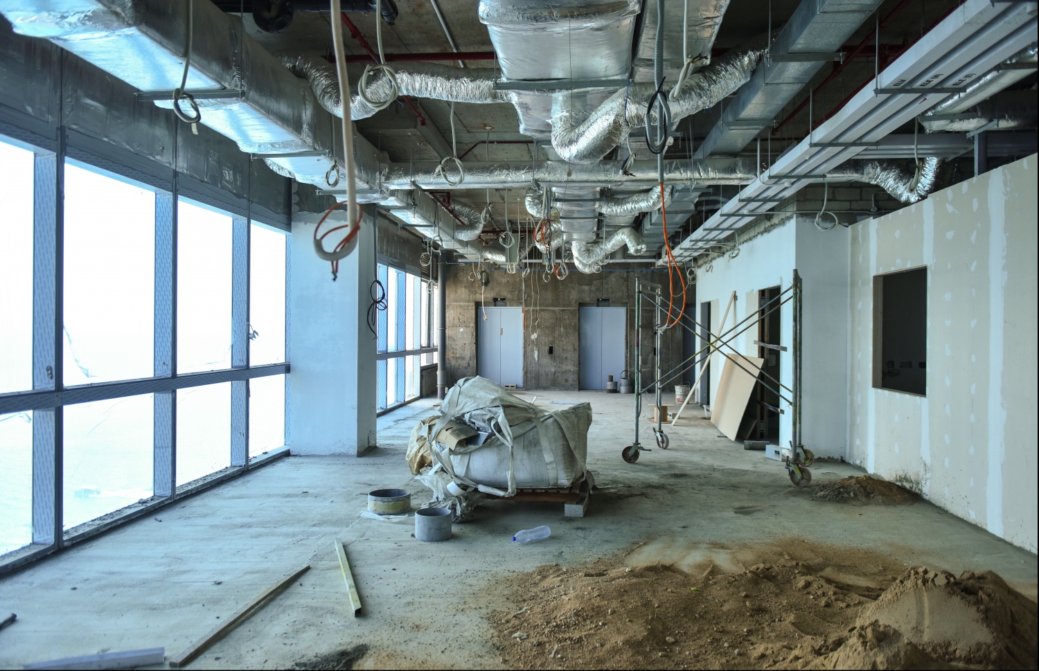 ސަރުކާރުން ބޮޑު ހޭދައެއް ކޮށްގެން އިމާރާތް ކޮށްފައިވާ 25 ބުރީގެ ދަރުމަވަންތަ ހޮސްޕިޓަލްގެ ކޮންސްޓްރަކްޝަންގެ މަސައްކަތްތައް ނިމިފައިވާއިރު، މިހާރު ކުރިއަށް ގެންދަނީ އެންމެ ފަހުގެ ބައެއް ކަންކަން: ރާއްޖޭގައި އިމާރާތް ކޮށްފައިވާ އެންމެ އުސް އިމާރާތް ބެލެހެއްޓުމަށް ދިވެހިން ތަމްރީން ކުރާނެ ކަމަށް އައިޖީއެމްއެޗުން ބުނޭ.---ފޮޓޯ: ހުސެއިން ވަހީދު/މިހާރު