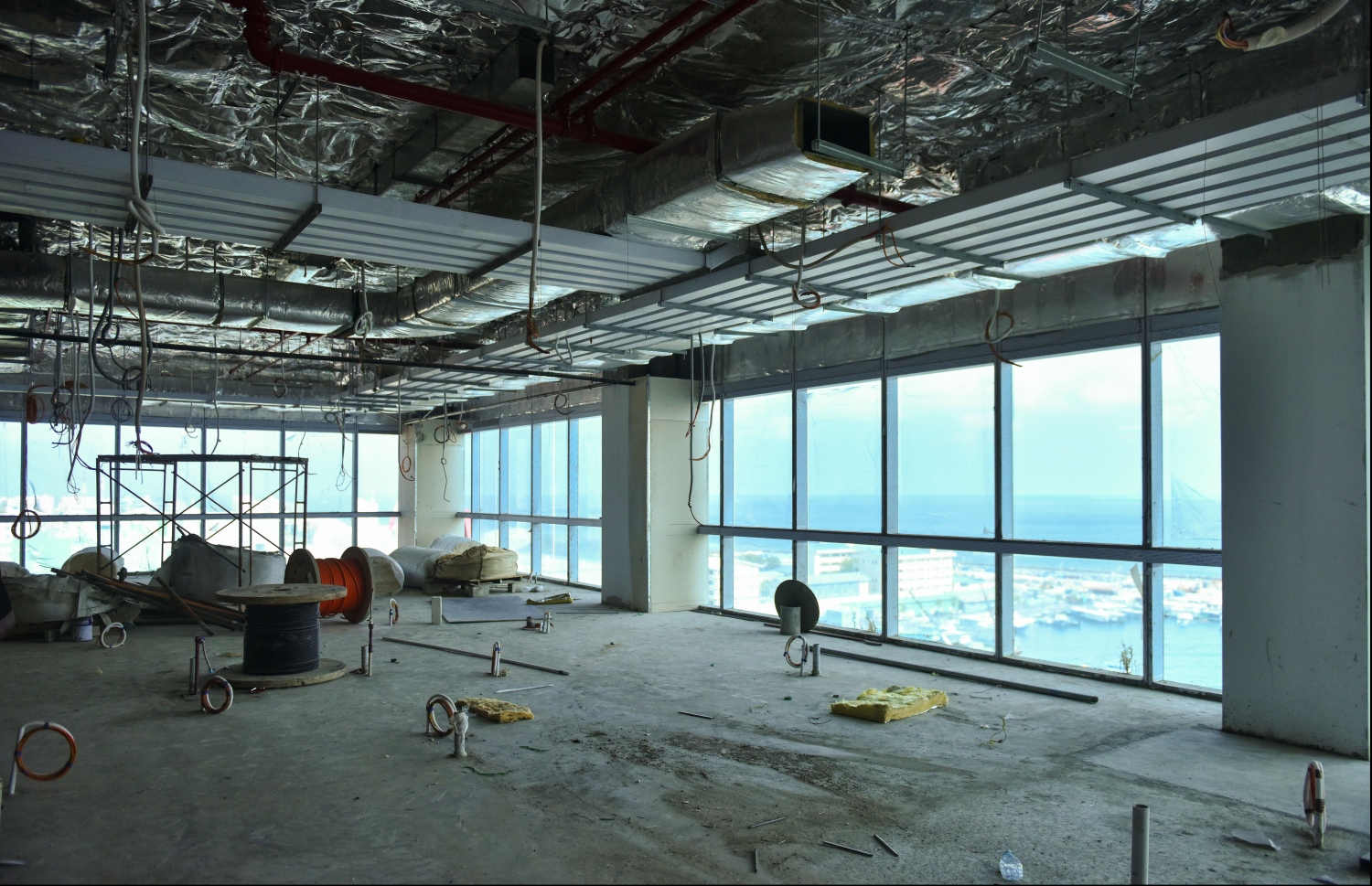 ސަރުކާރުން ބޮޑު ހޭދައެއް ކޮށްގެން އިމާރާތް ކޮށްފައިވާ 25 ބުރީގެ ދަރުމަވަންތަ ހޮސްޕިޓަލްގެ ފްލޯއެއްގެ މަސައްކަތް ކުރިއަށް ގެންދަނީ: ކޮންސްޓްރަކްޝަން އެއްކޮށް ނިމިފައިވާ މި އިމާރާތުގައި މިހާރު ކުރިއަށް ގެންދަނީ އެންމެ ފަހުގެ މަސައްކަތްތައް.---ފޮޓޯ: ހުސެއިން ވަހީދު/މިހާރު