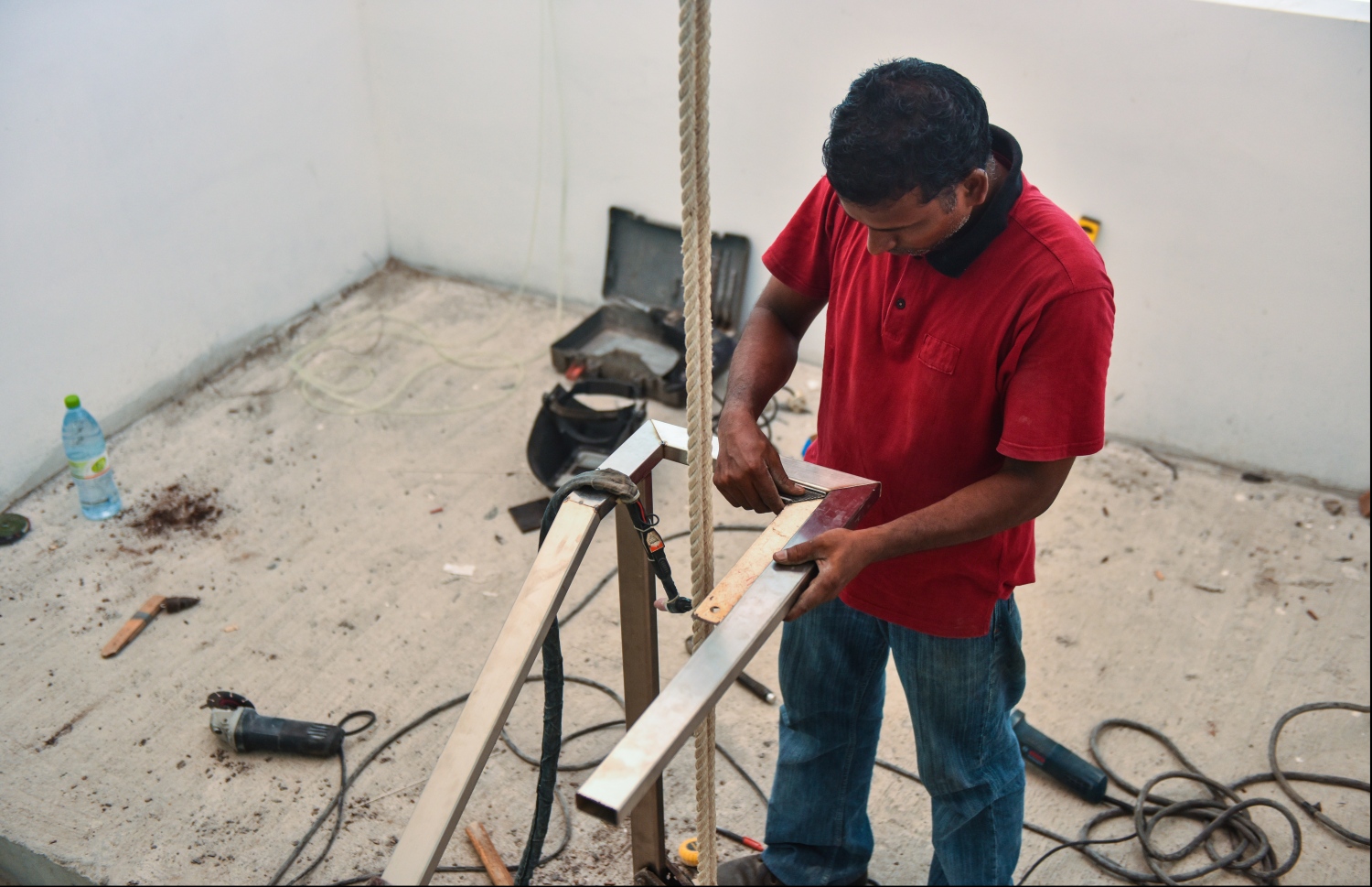 ސަރުކާރުން ބޮޑު ހޭދައެއް ކޮށްގެން އިމާރާތް ކޮށްފައިވާ 25 ބުރީގެ ދަރުމަވަންތަ ހޮސްޕިޓަލްގައި މީހަކު މަސައްކަތެއް ކުރަނީ: ކޮންސްޓްރަކްޝަން އެއްކޮށް ނިމިފައިވާ މި އިމާރާތުގައި މިހާރު ކުރިއަށް ގެންދަނީ އެންމެ ފަހުގެ މަސައްކަތްތައް.---ފޮޓޯ: ހުސެއިން ވަހީދު/މިހާރު