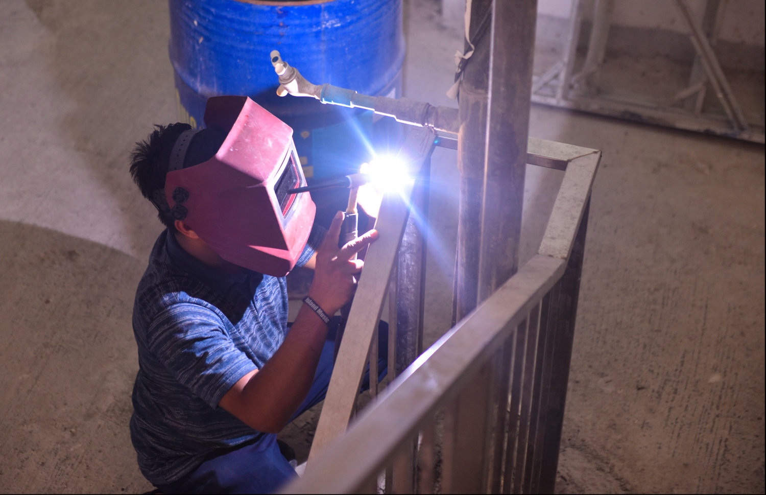 ސަރުކާރުން ބޮޑު ހޭދައެއް ކޮށްގެން އިމާރާތް ކޮށްފައިވާ 25 ބުރީގެ ދަރުމަވަންތަ ހޮސްޕިޓަލްގައި ވެލްޑިންގެ މަސައްކަތެއް މީހަކު ކުރަނީ: ކޮންސްޓްރަކްޝަން އެއްކޮށް ނިމިފައިވާ މި އިމާރާތުގައި މިހާރު ކުރިއަށް ގެންދަނީ އެންމެ ފަހުގެ މަސައްކަތްތައް.---ފޮޓޯ: ހުސެއިން ވަހީދު/މިހާރު