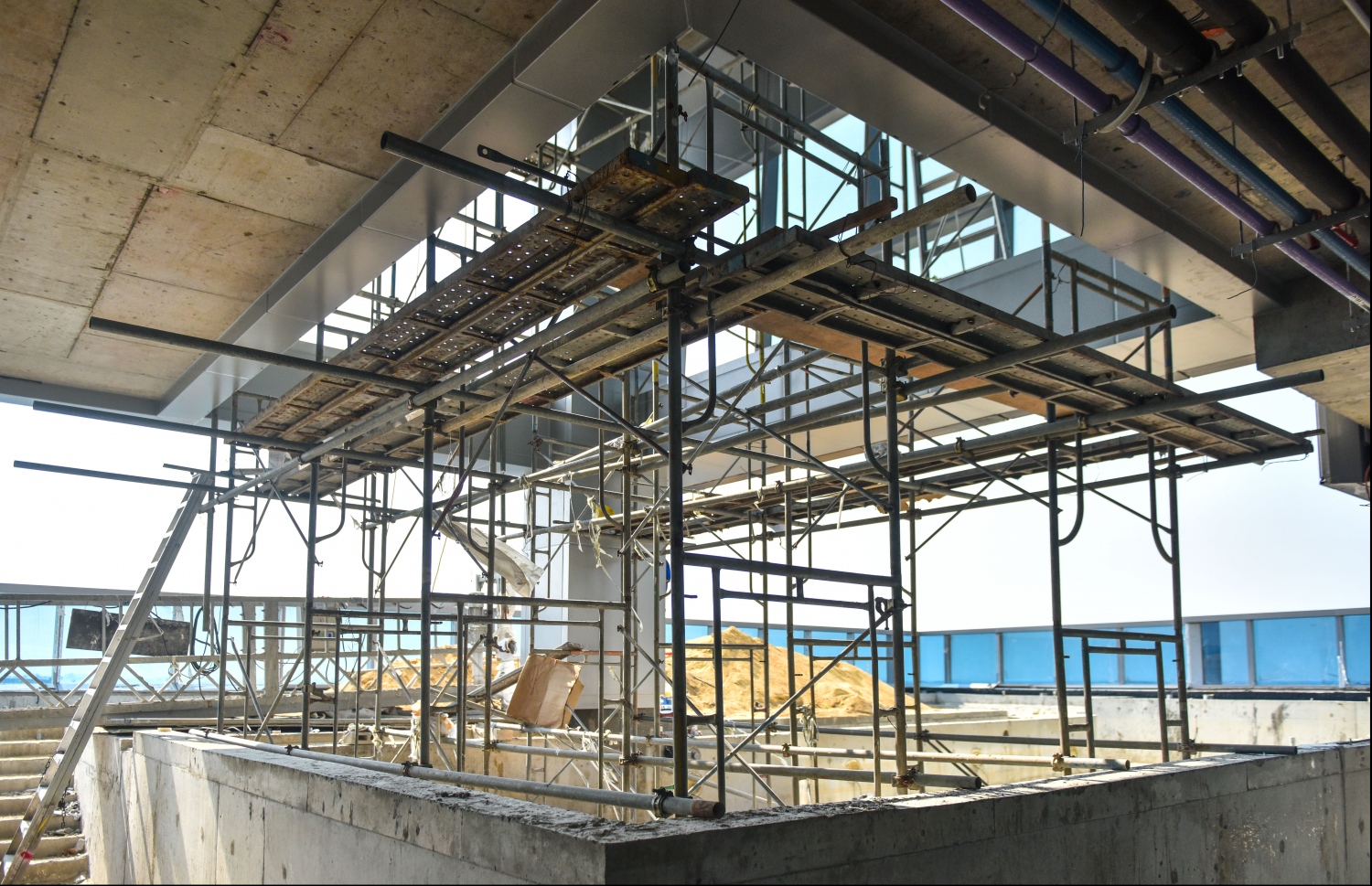 ސަރުކާރުން ބޮޑު ހޭދައެއް ކޮށްގެން އިމާރާތް ކޮށްފައިވާ 25 ބުރީގެ ދަރުމަވަންތަ ހޮސްޕިޓަލްގެ ކޮންސްޓްރަކްޝަންގެ މަސައްކަތްތައް ނިމިފައިވާއިރު، މިހާރު ކުރިއަށް ގެންދަނީ އެންމެ ފަހުގެ ބައެއް ކަންކަން: ރާއްޖޭގައި އިމާރާތް ކޮށްފައިވާ އެންމެ އުސް އިމާރާތް ބެލެހެއްޓުމަށް ދިވެހިން ތަމްރީން ކުރާނެ ކަމަށް އައިޖީއެމްއެޗުން ބުނޭ.---ފޮޓޯ: ހުސެއިން ވަހީދު/މިހާރު