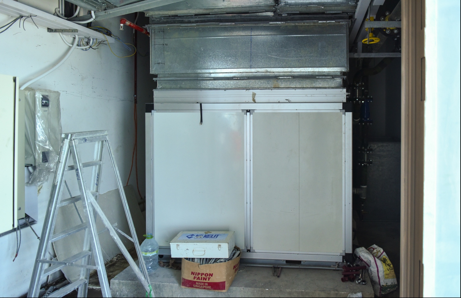 ސަރުކާރުން ބޮޑު ހޭދައެއް ކޮށްގެން އިމާރާތް ކޮށްފައިވާ 25 ބުރީގެ ދަރުމަވަންތަ ހޮސްޕިޓަލް ފިނިކުރުމަށްޓަކައި ބޭނުންކުރާ ނިޒާމް: ކޮންމެ ތަނެއްގައި ވަކިން އޭސީ ހަރުކުރުމުގެ ބަދަލުގައި އިމާރާތުގެ ހުރިހާ ބައިތައް ވެސް ފިނިކުރާނީ މި ޚާއްސަ ނިޒާމުން.---ފޮޓޯ: ހުސެއިން ވަހީދު/މިހާރު