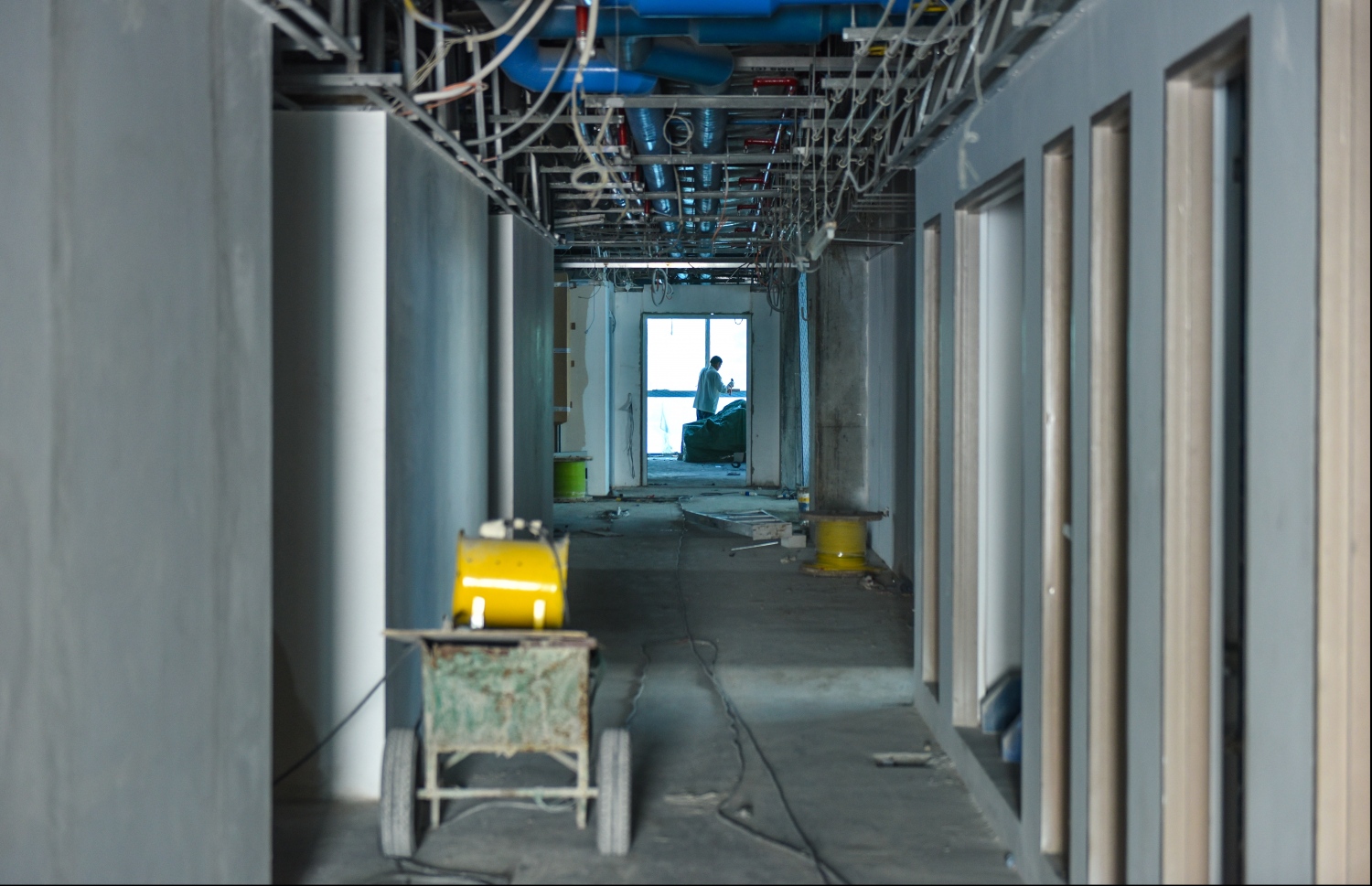 ސަރުކާރުން ބޮޑު ހޭދައެއް ކޮށްގެން އިމާރާތް ކޮށްފައިވާ 25 ބުރީގެ ދަރުމަވަންތަ ހޮސްޕިޓަލްގެ ކޮރިޑޯއެއް: މުޅި އިމާރާތް އެއްކޮށް ބޭނުން ކުރަން ފެށޭވަރުވާނީ އަންނަ އަހަރުގެ ކުރީކޮޅުގައި ކަމަށް އައިޖީއެމްއެޗުން ބުނޭ. ނަމަވެސް އިމާރާތުގެ ފުރަތަމަ ހަ ފްލޯ މި އަހަރުގެ ޖުލައި 26 ގައި ބޭނުންކުރަން ފަށާނެ.---ފޮޓޯ: ހުސެއިން ވަހީދު/މިހާރު