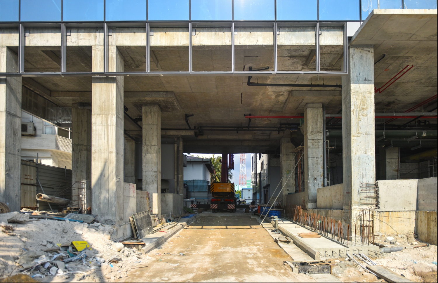 ސަރުކާރުން ބޮޑު ހޭދައެއް ކޮށްގެން އިމާރާތް ކޮށްފައިވާ 25 ބުރީގެ ދަރުމަވަންތަ ހޮސްޕިޓަލަށް އެމްބިއުލާންސް ވަނުމަށް ޚާއްސަ ކޮށްފައިވާ މަގު.---ފޮޓޯ: ހުސެއިން ވަހީދު/މިހާރު