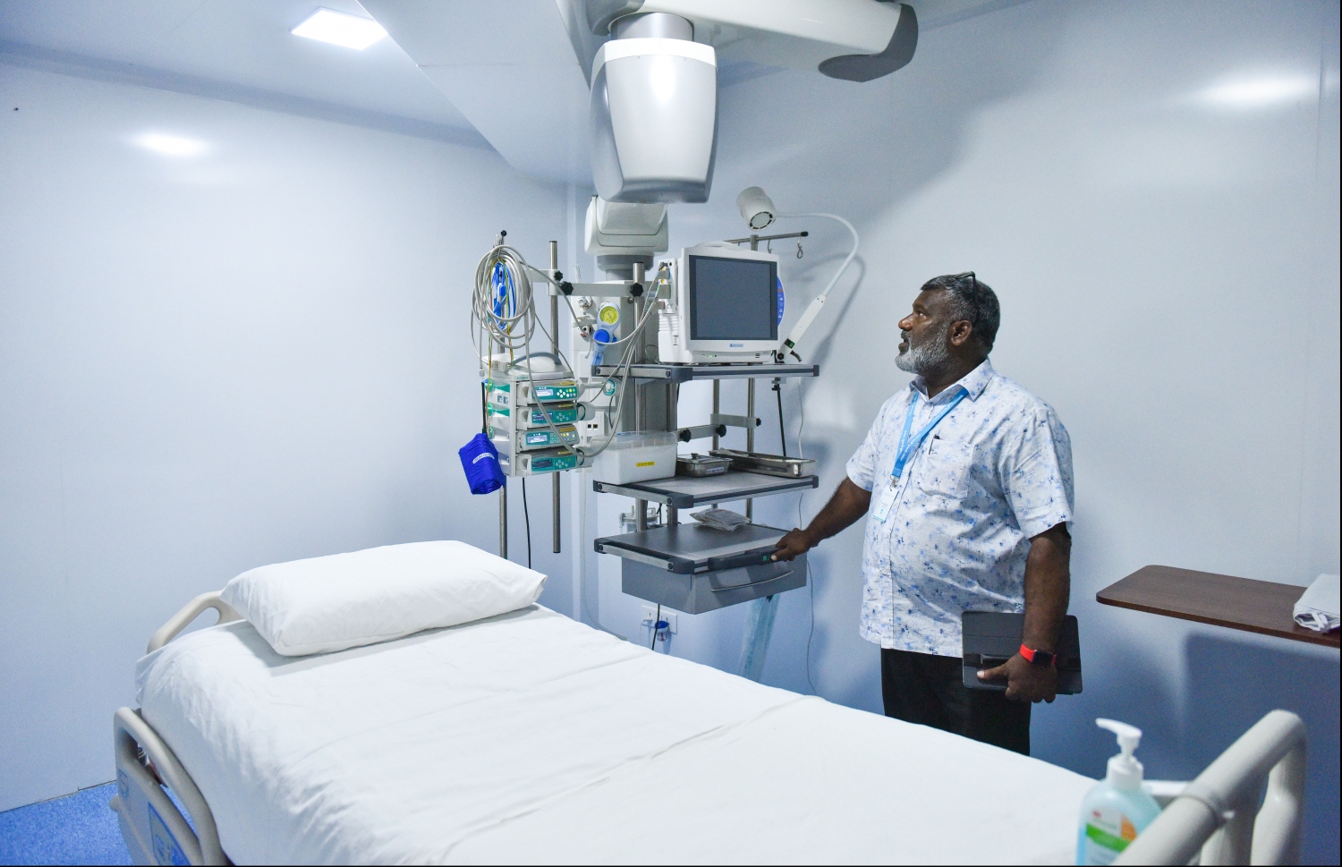 އައިޖީއެމްއެޗުގެ އައިސީޔޫ ތަރައްގީކޮށް، ބަލި މީހާ އަށް ފަސޭހަ އިން ޚިދުމަތް ދެވޭ ގޮތަށް ބަހައްޓާފައިވާ އެނދެއް ރިޝްވާން ދައްކާލައްވަނީ: އެ ހޮސްޕިޓަލުގެ ގިނަ ޑިޕާޓްމެންޓުތަކުން ދޭ ޚިދުމަތްތަކުގެ ފެންވަރު ރަނގަޅުކޮށްފައިވާ ކަމަށް ވިދާޅުވި. --ފޮޓޯ: ހުސެއިން ވަހީދު/މިހާރު