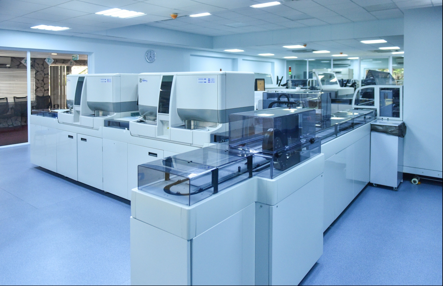 ދަރުމަވަންތަ ހޮސްޕިޓަލްގައި ހަދާފައިވާ ލެބޯޓްރީއެއް: ލެބޯޓްރީ ޓެކްނީޝަނުން މަސައްކަތް ކުރަނީ ވަޒީފާގެ އޮނިގަނޑެއް ނެތި.-- ފައިލް ފޮޓޯ: މިހާރު