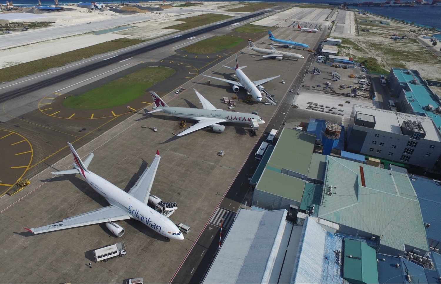 ވެލާނާ އިންޓަނޭޝަނަލް އެއާޕޯޓުގެ އޭޕްރަންގައި މަތިންދާބޯޓުތަކެއް ޕާކުކޮށްފައި. އާ ރަންވޭ ބޭނުންކުރަން ފެށުމުން ބޯޓުތައް ގަޑިއަށް ފުރުމުގައި ދިމާވާ މައްސަލައަށް ހައްލު ލިބޭނެ.