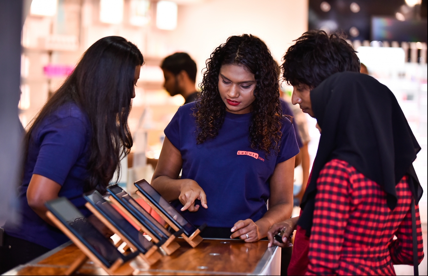 ކަސްޓަމަރަކަށް ލެކިއުޓުގެ އެޕާ ބެހޭ މައުލޫމާތު ދެނީ-- ފޮޓޯ: ހުސެއިން ވަހީދު/ މިހާރު