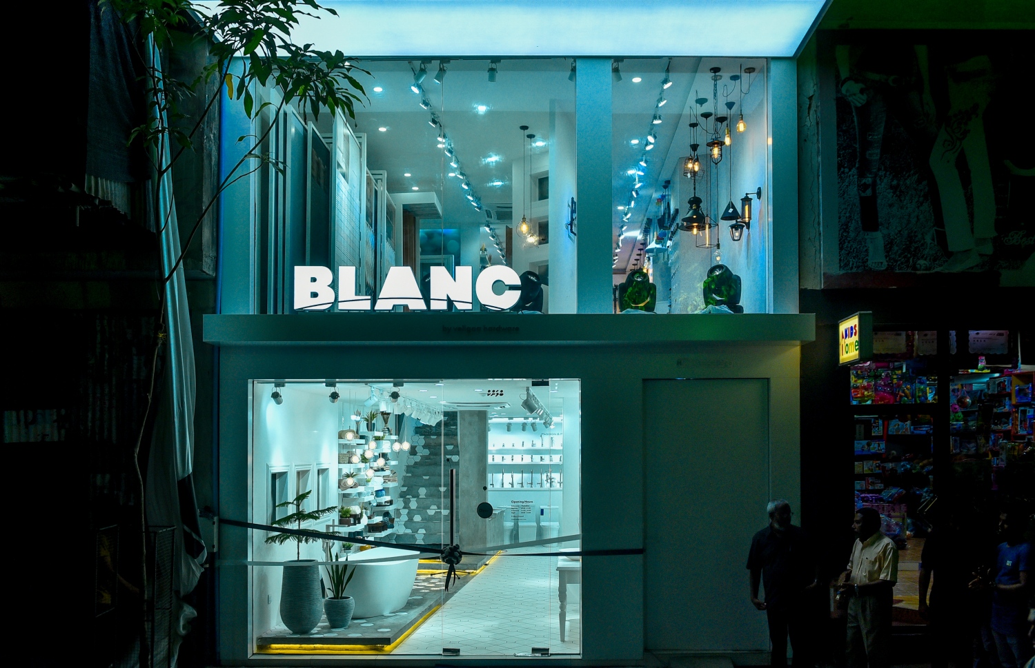 ވެލިގާއިން ހުޅުމާލޭގައި ހިންގަމުން އަންނަ ބްލަންކް ފިހާރަ-- ފޮޓޯ: މިހާރު