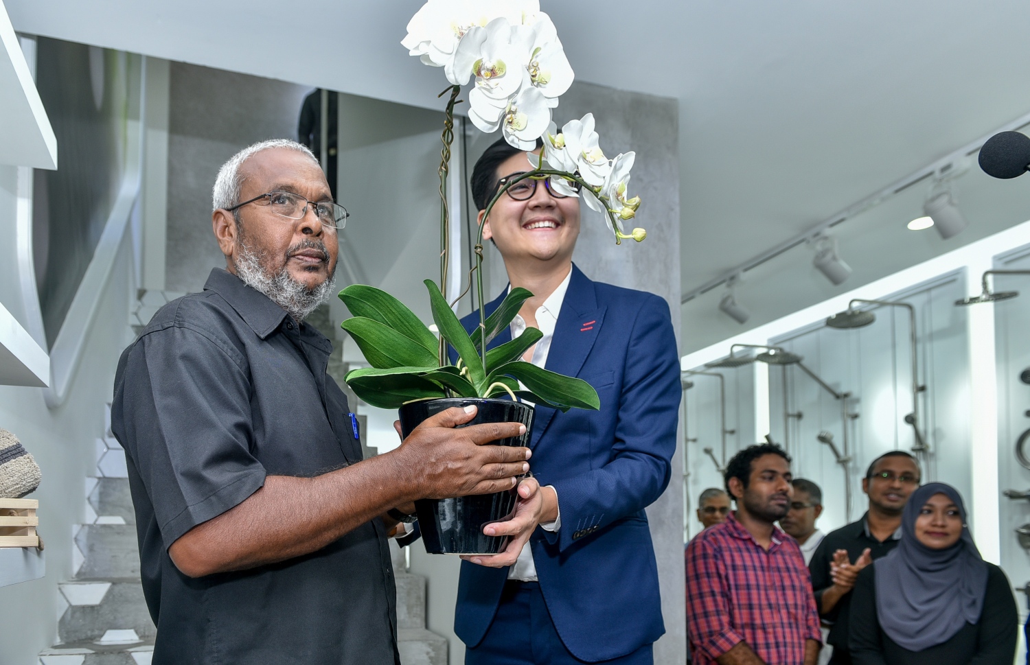 ވެލިގާ ހާޑްވެއާގެ ޗެއާމަން މުހައްމަދު އަބޫބަކުރާއި ވީއާރުއެޗްގެ ޖެނަރަލް މެނޭޖަރު ޕިސާނޯ.-- ފޮޓޯ: މިހާރު/ނިޝާން އަލީ