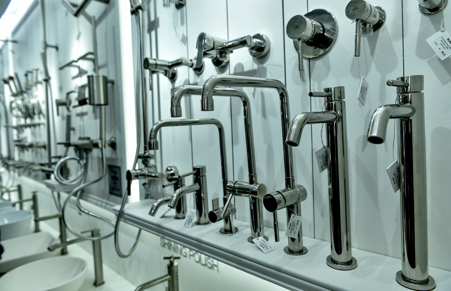 ވެލިގާ ހާޑްވެއާގެ ޗެއާމަން މުހައްމަދު އަބޫބަކުރާއި ވީއާރުއެޗްގެ ޖެނަރަލް މެނޭޖަރު ޕިސާނޯ.-- ފޮޓޯ: މިހާރު/ނިޝާން އަލީ