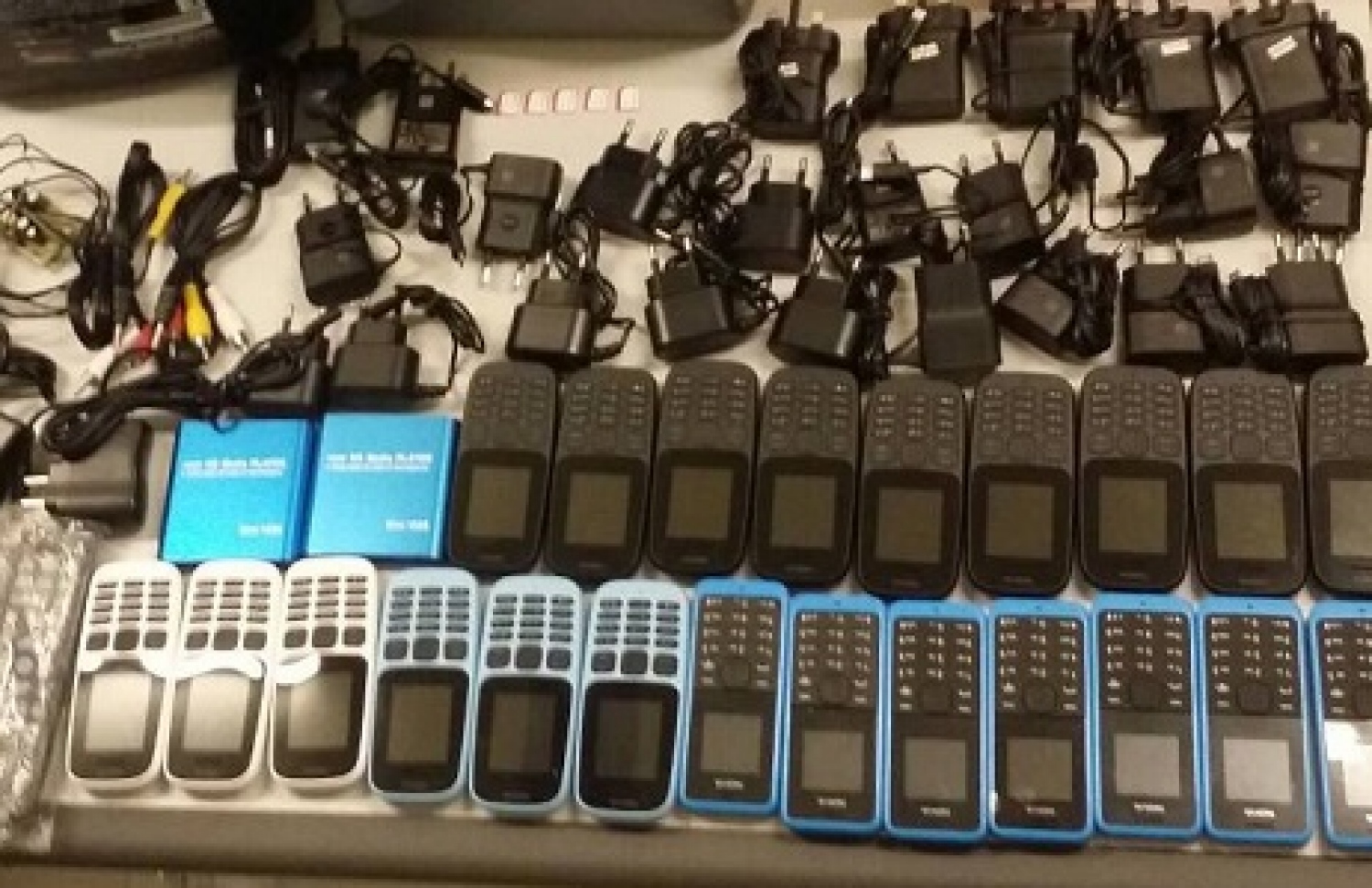 ޖަލަށް ފޯނު ވެއްދުމަށް މަސައްކަތްކުރި ބައެއްގެ އަތުން ފެނުނު ފޯނާއި އޭގެ ޗާޖަރުތައް