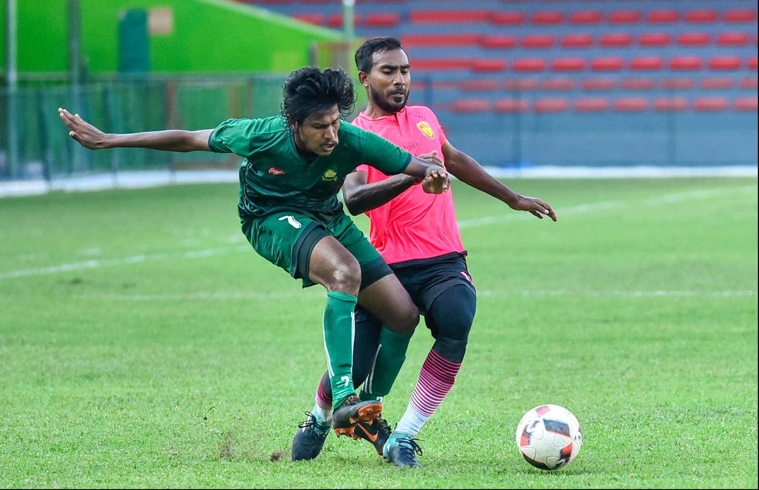 މާޒިޔާގެ އާއްކޮ (ވ) ހުއްޓުވަން ޔުނައިޓެޑް ވިކްޓަރީގެ ފަރޭ މަސައްކަތްކުރަނީ. --ފޮޓޯ: ހުސެއިން ވަހީދު/ މިހާރު