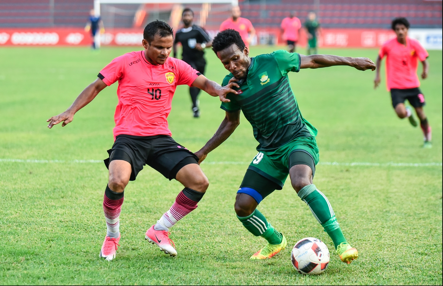 މާޒިޔާގެ ކޯނޭ (ކ) އަތުން ބޯޅަ ހޯދަން ޔުނައިޓެޑް ވިކްޓަރީގެ އައްޔަ މަސައްކަތްކުރަނީ. --ފޮޓޯ: ހުސެއިން ވަހީދު/ މިހާރު