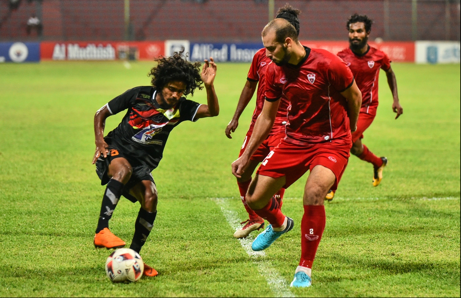 ޓީސީގެ އަލާ (ކ) ކައިރިން އީގަލްސްގެ މުއްކި ބޯޅަ ހިފައިގެންދާން މަސައްކަތް ކުރަނީ. -- ފޮޓޯ: ހުސެއިން ވަހީދު/ މިހާރު