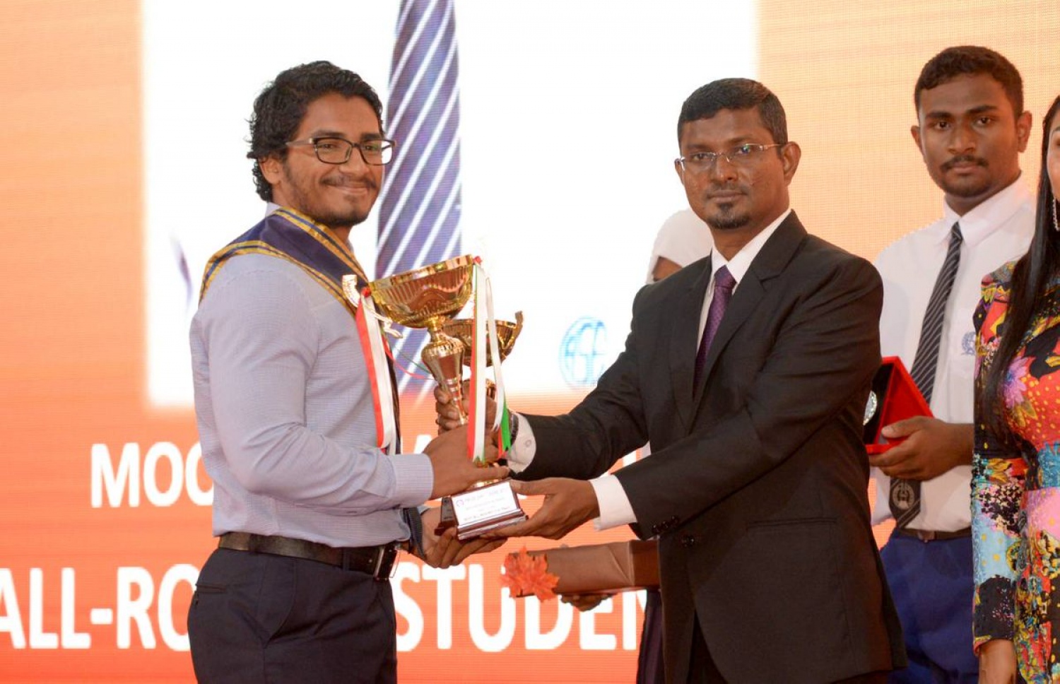 ސީއެޗްއެސް އީން މިދިޔަ އަހަރުގެ ޖޫން މަހުގެ ބެޗުން، ދެ ވަނަ ހޯދި މާޖިދަށް، އެޑިއުކޭޝަންގެ ސްޓޭޓް މިނިސްޓަރު ޝާކިރު ތަށި ހަވާލުކޮށްދެއްވަނީ-- ފޮޓޯ: ސީއެޗްއެސްއީ