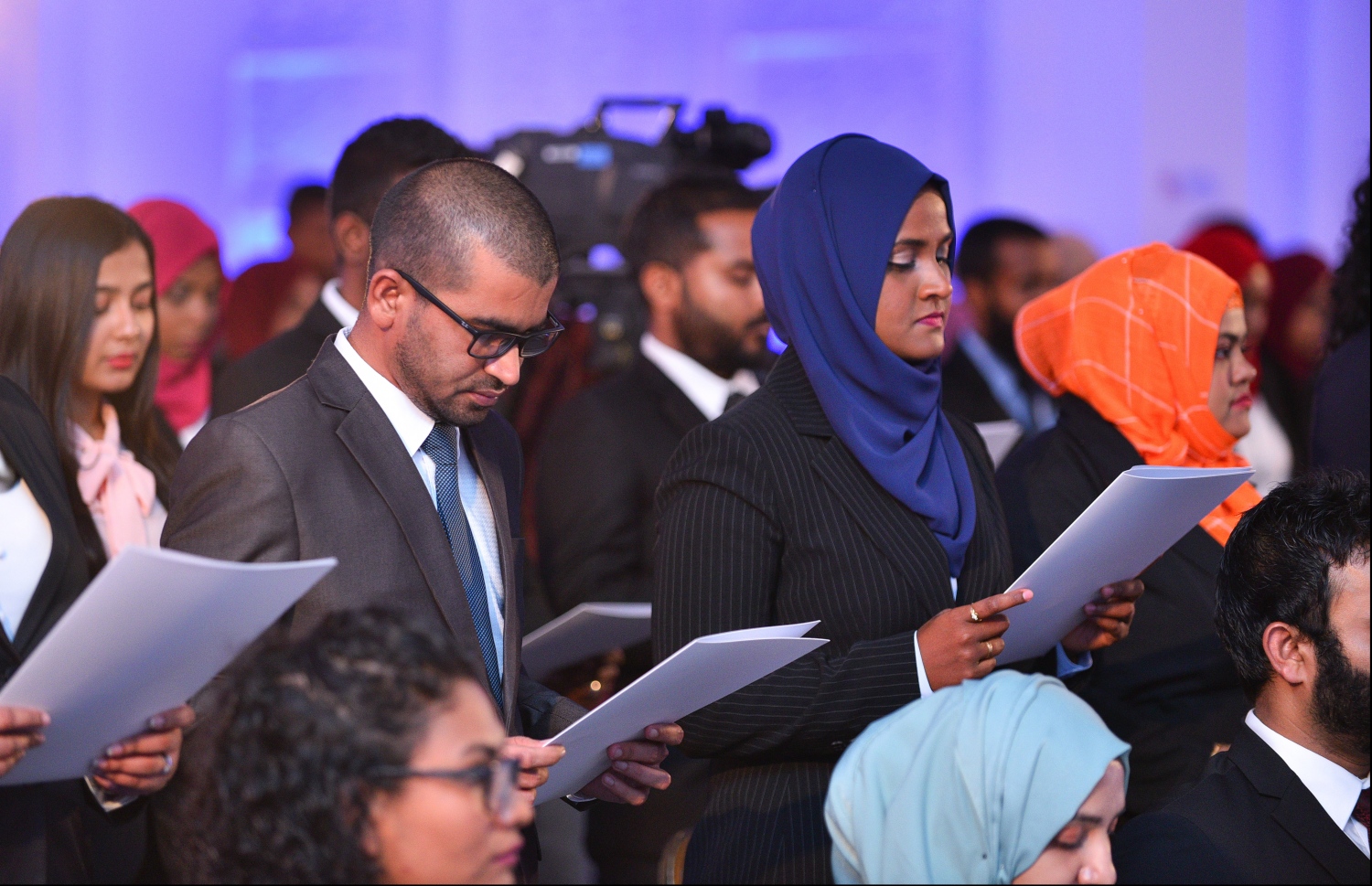 މާލެ: އޭޕްރިލް 8، 2018: ދިވެހިރާއްޖޭގެ ކޯޓުތަކުގައި ވަކާލާތު ކުރުމުގެ ހުއްދަ 175 މީހަކަށް ދިނުމާއި، އެވަކީލުންގެ ހުވާ ލައިދިނުމުގެގޮތުން ދަރުބާރުގޭގައި ބޭއްވި ހާއްސަ ރަސްމިއްޔާތުގައި ވަކީލުންތަކެއް ހުވާކުރަނީ.-- ފޮޓޯ: ހުސައިން ވަހީދު/މިހާރު