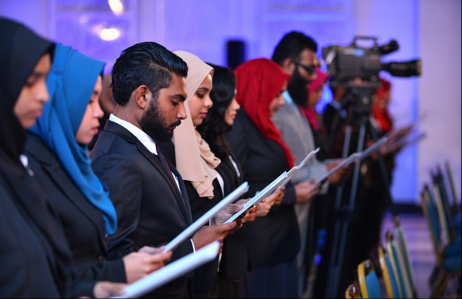 މާލެ: އޭޕްރިލް 8، 2018: ދިވެހިރާއްޖޭގެ ކޯޓުތަކުގައި ވަކާލާތު ކުރުމުގެ ހުއްދަ 175 މީހަކަށް ދިނުމާއި، އެވަކީލުންގެ ހުވާ ލައިދިނުމުގެގޮތުން ދަރުބާރުގޭގައި ބޭއްވި ހާއްސަ ރަސްމިއްޔާތުގައި ވަކީލުންތަކެއް ހުވާކުރަނީ.-- ފޮޓޯ: ހުސައިން ވަހީދު/މިހާރު