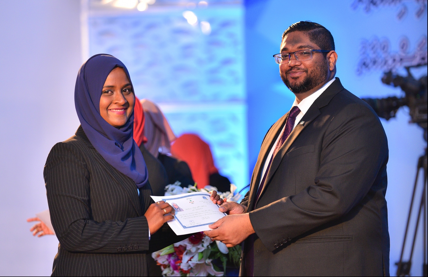 މާލެ: އޭޕްރިލް 8، 2018: ދިވެހިރާއްޖޭގެ ކޯޓުތަކުގައި ވަކާލާތު ކުރުމުގެ ހުއްދަ 175 މީހަކަށް ދިނުމާއި، އެވަކީލުންގެ ހުވާ ލައިދިނުމުގެގޮތުން ދަރުބާރުގޭގައި ބޭއްވި ހާއްސަ ރަސްމިއްޔާތުގައި ވަކީލުކަމުގެ ހުއްދަ ބޭފުޅަކަށް ދެއްވަނީ:--މިހާރު ފޮޓޯ/ހުސައިން ވަހީދު