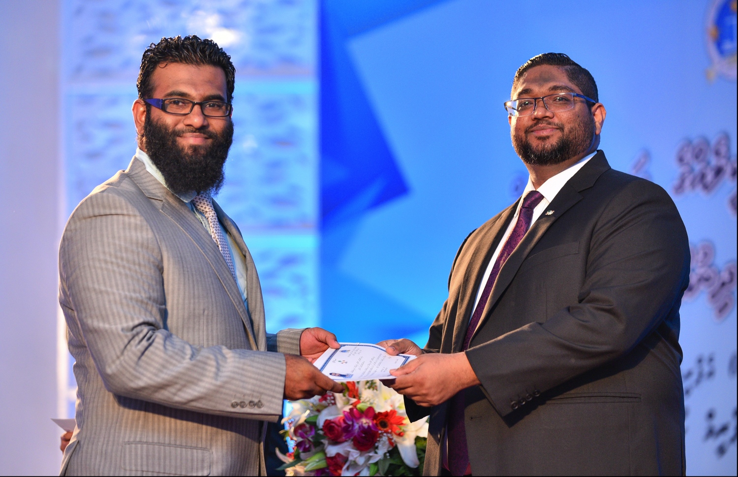 މާލެ: އޭޕްރިލް 8، 2018: ދިވެހިރާއްޖޭގެ ކޯޓުތަކުގައި ވަކާލާތު ކުރުމުގެ ހުއްދަ 175 މީހަކަށް ދިނުމާއި، އެވަކީލުންގެ ހުވާ ލައިދިނުމުގެގޮތުން ދަރުބާރުގޭގައި ބޭއްވި ހާއްސަ ރަސްމިއްޔާތުގައި ވަކީލުކަމުގެ ހުއްދަ ބޭފުޅަކަށް ދެއްވަނީ:--މިހާރު ފޮޓޯ/ހުސައިން ވަހީދު