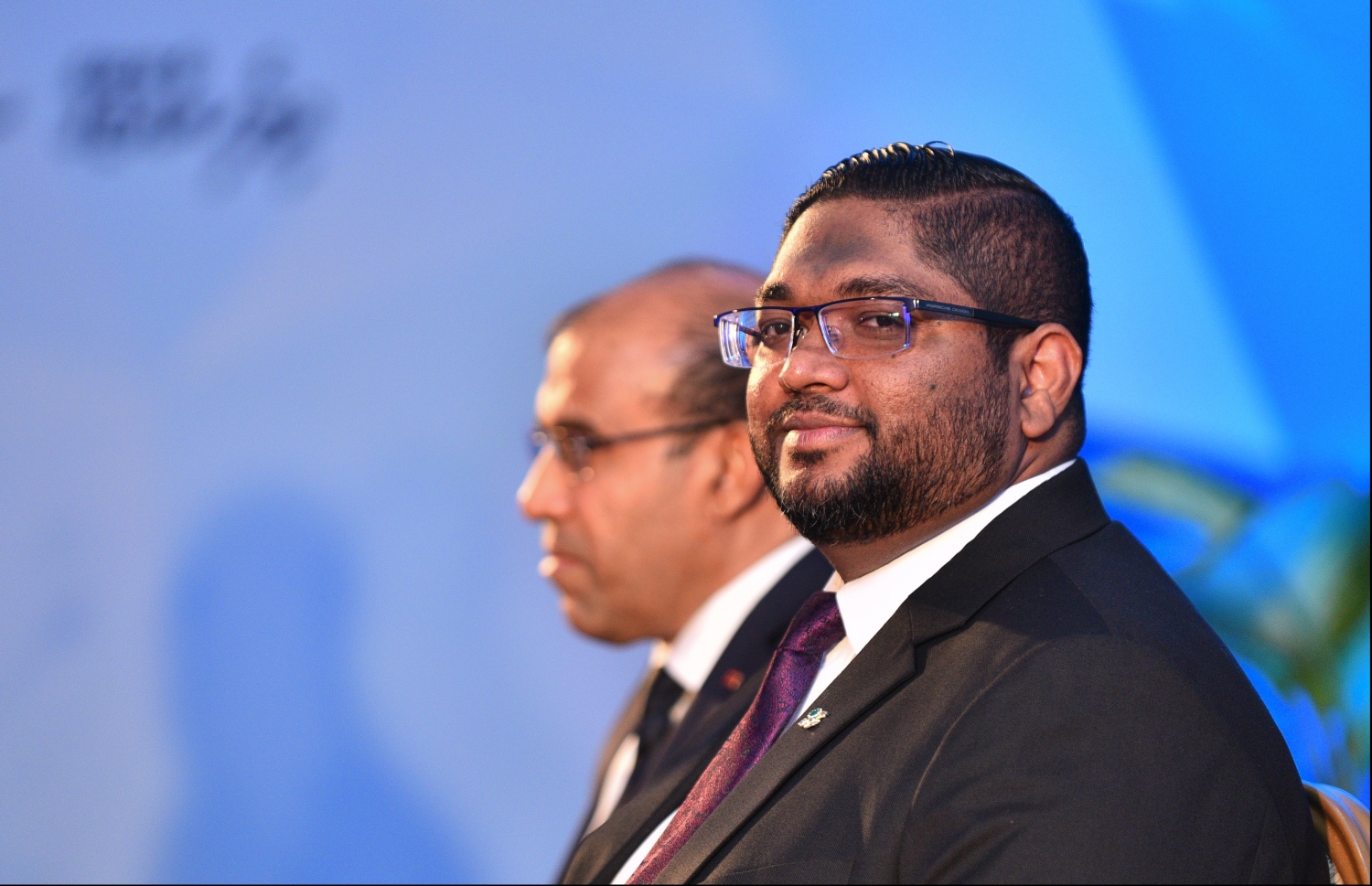 މާލެ: އޭޕްރިލް 8، 2018: ދިވެހިރާއްޖޭގެ ކޯޓުތަކުގައި ވަކާލާތު ކުރުމުގެ ހުއްދަ 175 މީހަކަށް ދިނުމާއި، އެވަކީލުންގެ ހުވާ ލައިދިނުމުގެގޮތުން ދަރުބާރުގޭގައި ބޭއްވި ހާއްސަ ރަސްމިއްޔާތުގައި ބަންޑާރަނައިބު މުހައްމަދު އަނިލް ބައިވެރިވެ ވަޑައިގަންނަވަނީ:--މިހާރު ފޮޓޯ/ހުސައިން ވަހީދު