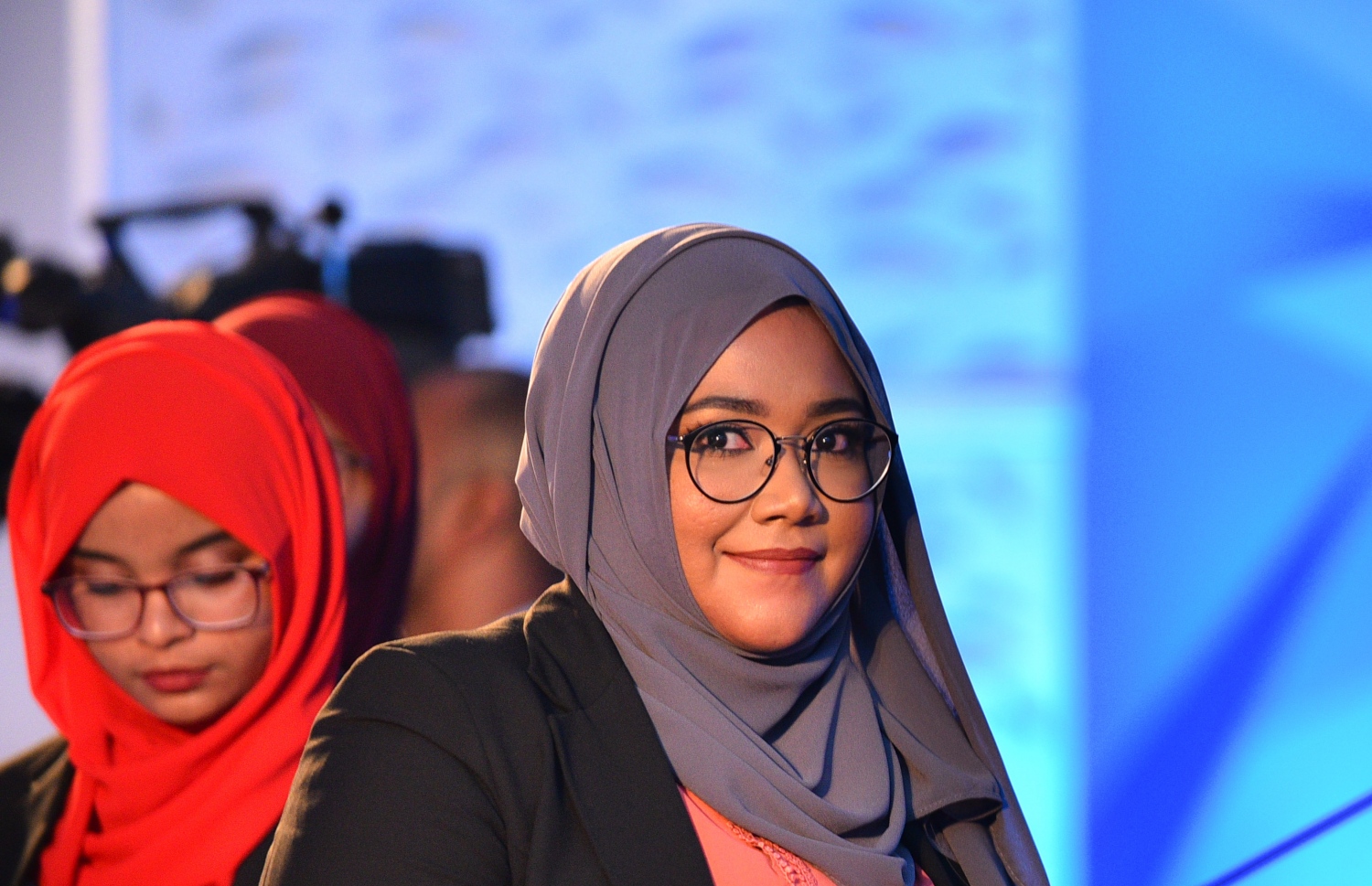 މާލެ: އޭޕްރިލް 8، 2018: ދިވެހިރާއްޖޭގެ ކޯޓުތަކުގައި ވަކާލާތު ކުރުމުގެ ހުއްދަ 175 މީހަކަށް ދިނުމާއި، އެވަކީލުންގެ ހުވާ ލައިދިނުމުގެގޮތުން ދަރުބާރުގޭގައި ބޭއްވި ހާއްސަ ރަސްމިއްޔާތުގައި ވަކީލުކަމުގެ ހުއްދަ ބޭފުޅަކަށް ދެއްވަނީ:--މިހާރު ފޮޓޯ/ހުސައިން ވަހީދު