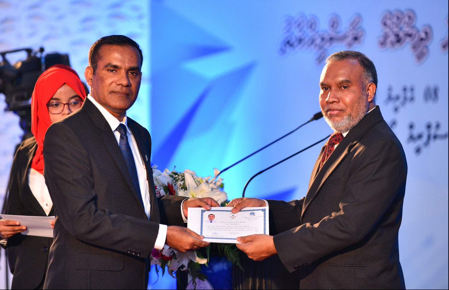 މާލެ: އޭޕްރިލް 8، 2018: ދިވެހިރާއްޖޭގެ ކޯޓުތަކުގައި ވަކާލާތު ކުރުމުގެ ހުއްދަ 175 މީހަކަށް ދިނުމާއި، އެވަކީލުންގެ ހުވާ ލައިދިނުމުގެގޮތުން ދަރުބާރުގޭގައި ބޭއްވި ހާއްސަ ރަސްމިއްޔާތުގައި ވަކީލުކަމުގެ ހުއްދަ ބޭފުޅަކަށް ދެއްވަނީ:--މިހާރު ފޮޓޯ/ހުސައިން ވަހީދު