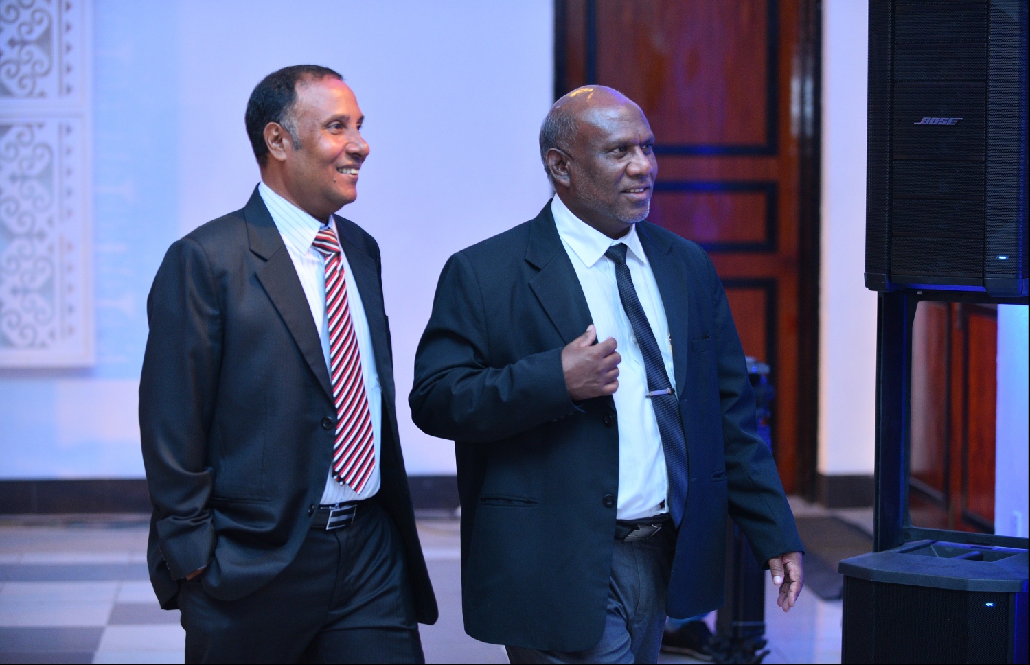 މާލެ: އޭޕްރިލް 8، 2018: ދިވެހިރާއްޖޭގެ ކޯޓުތަކުގައި ވަކާލާތު ކުރުމުގެ ހުއްދަ 175 މީހަކަށް ދިނުމާއި، އެވަކީލުންގެ ހުވާ ލައިދިނުމުގެގޮތުން ދަރުބާރުގޭގައި ބޭއްވި ހާއްސަ ރަސްމިއްޔާތުގެ ތެރެއިން.-- ފޮޓޯ: ހުސައިން ވަހީދު/މިހާރު