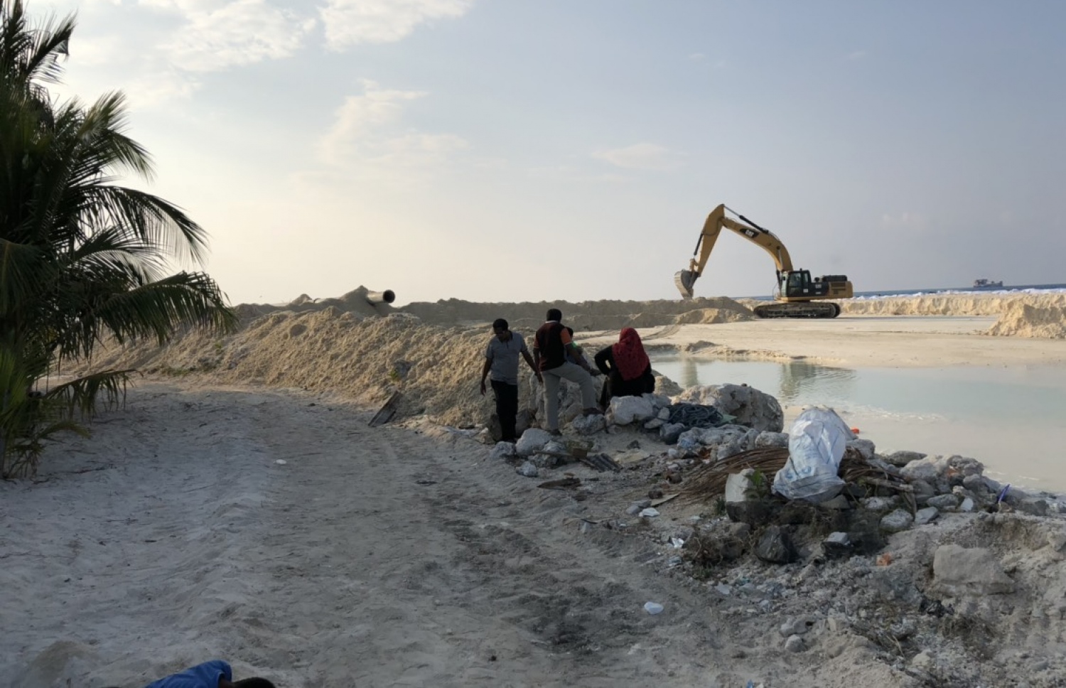 ކޮމަންޑޫ ބިން ހިއްކުމުގެ މަސައްކަތް ކުރަނީ. - ފޮޓޯ: ކައުންސިލް