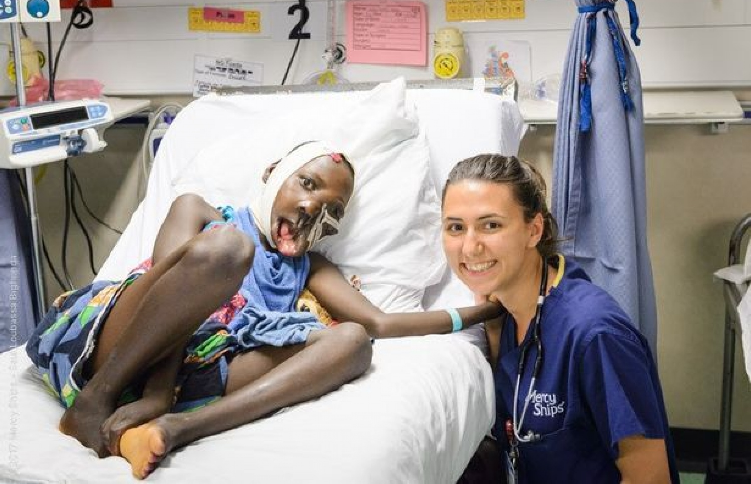 ކަލްތޯމީ އޮޕަރޭޝަން ކުރީ ޓީމްގައި ހިމެނޭ ޑޮކްޓަރު ކެރީ ޕާކާ އޭނާއާ އެކު.